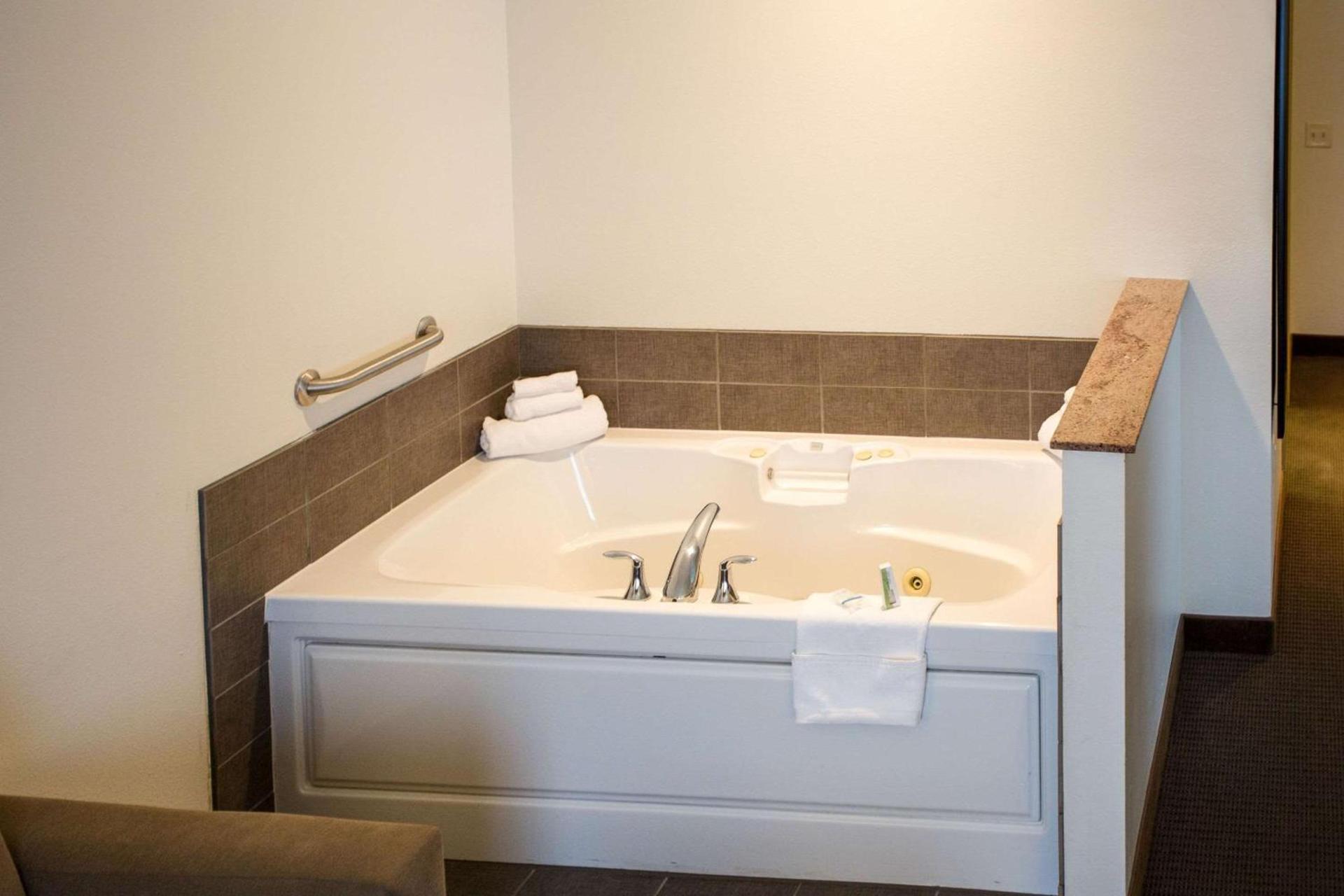 Sleep Inn & Suites Conference Center Eau Claire North photo 19
