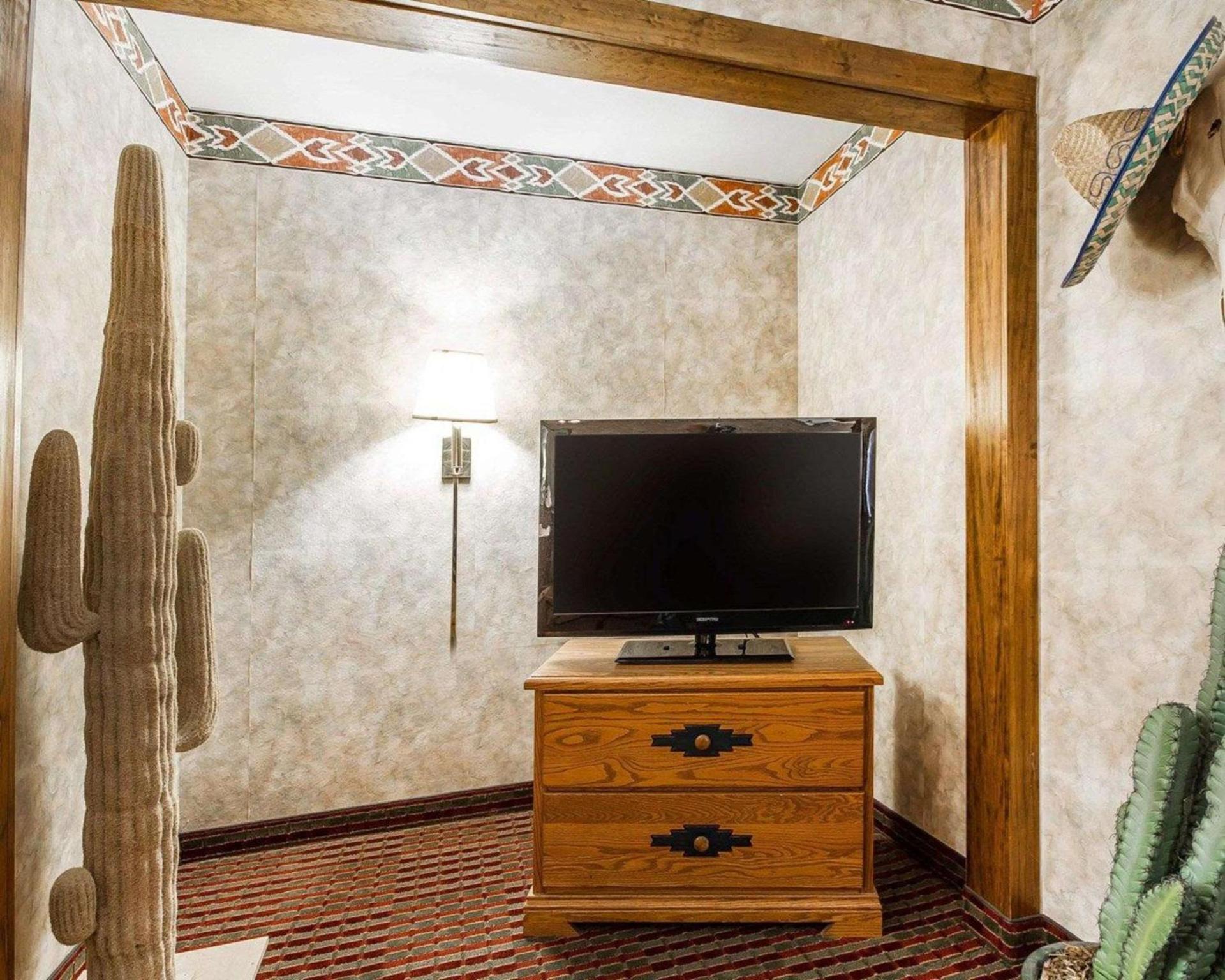 Rodeway Inn & Suites Madison East photo 9