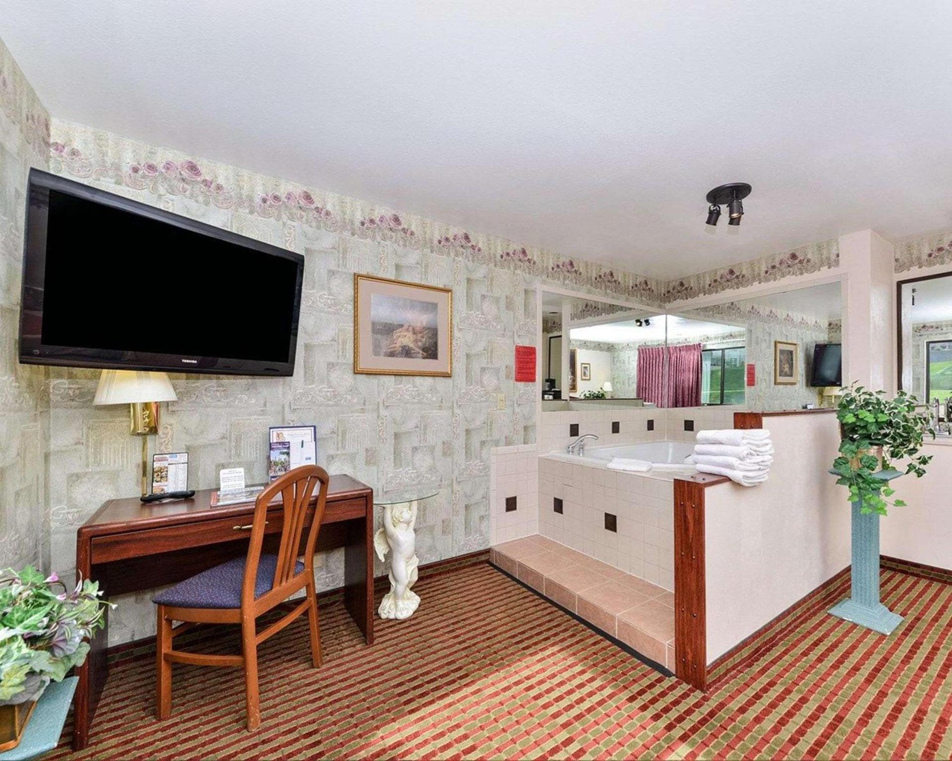 Rodeway Inn & Suites Madison East photo 5
