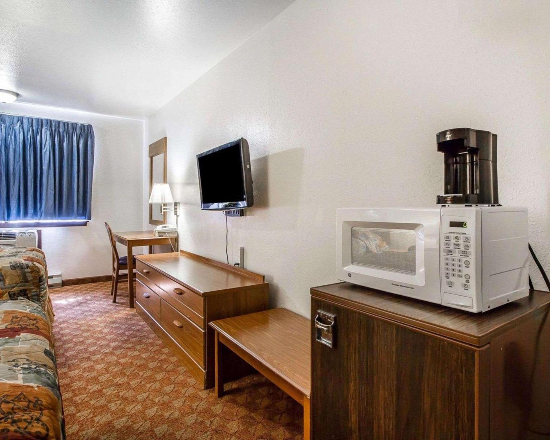 Rodeway Inn & Suites Madison East photo 2