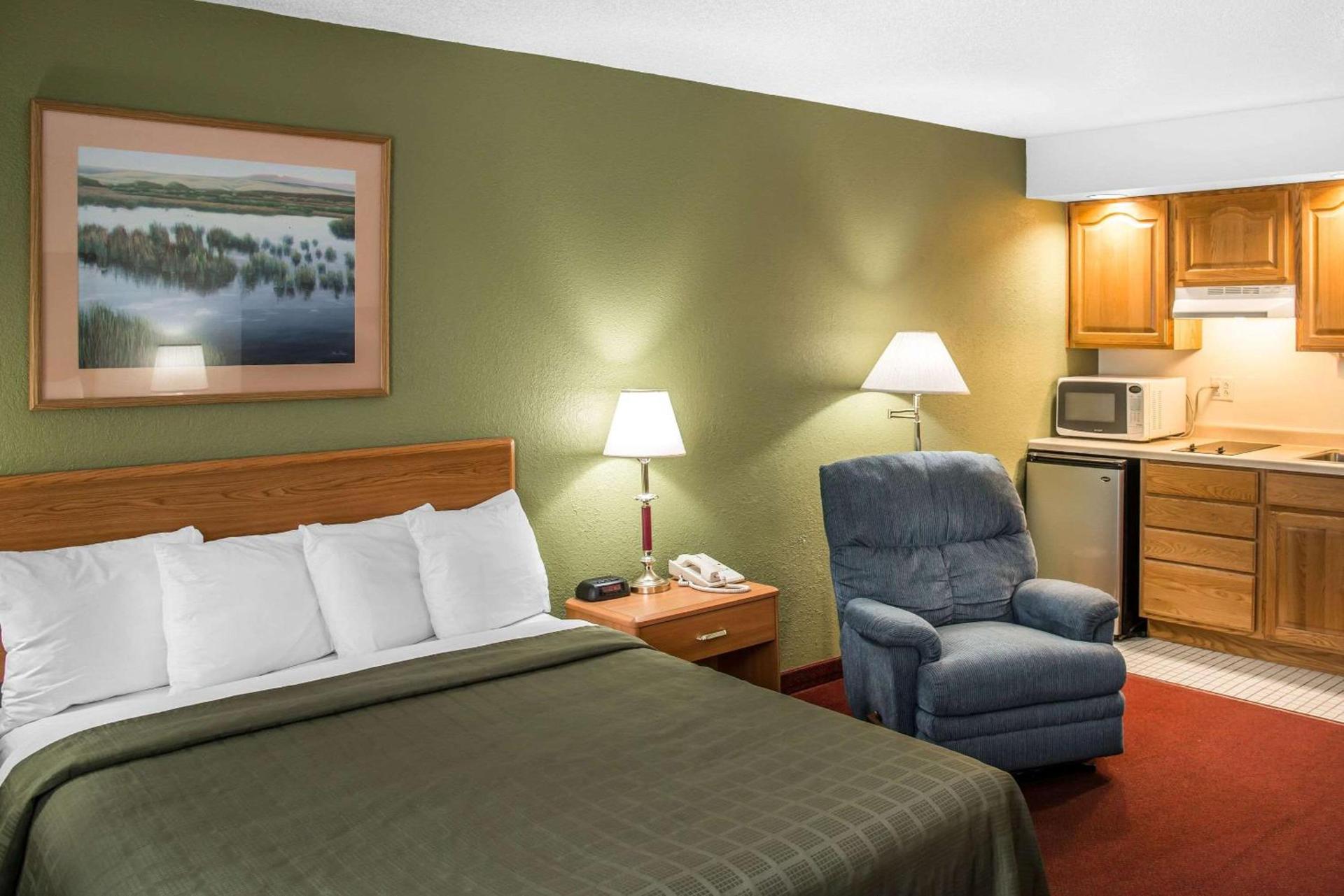 Hudson Inn & Suites photo 16