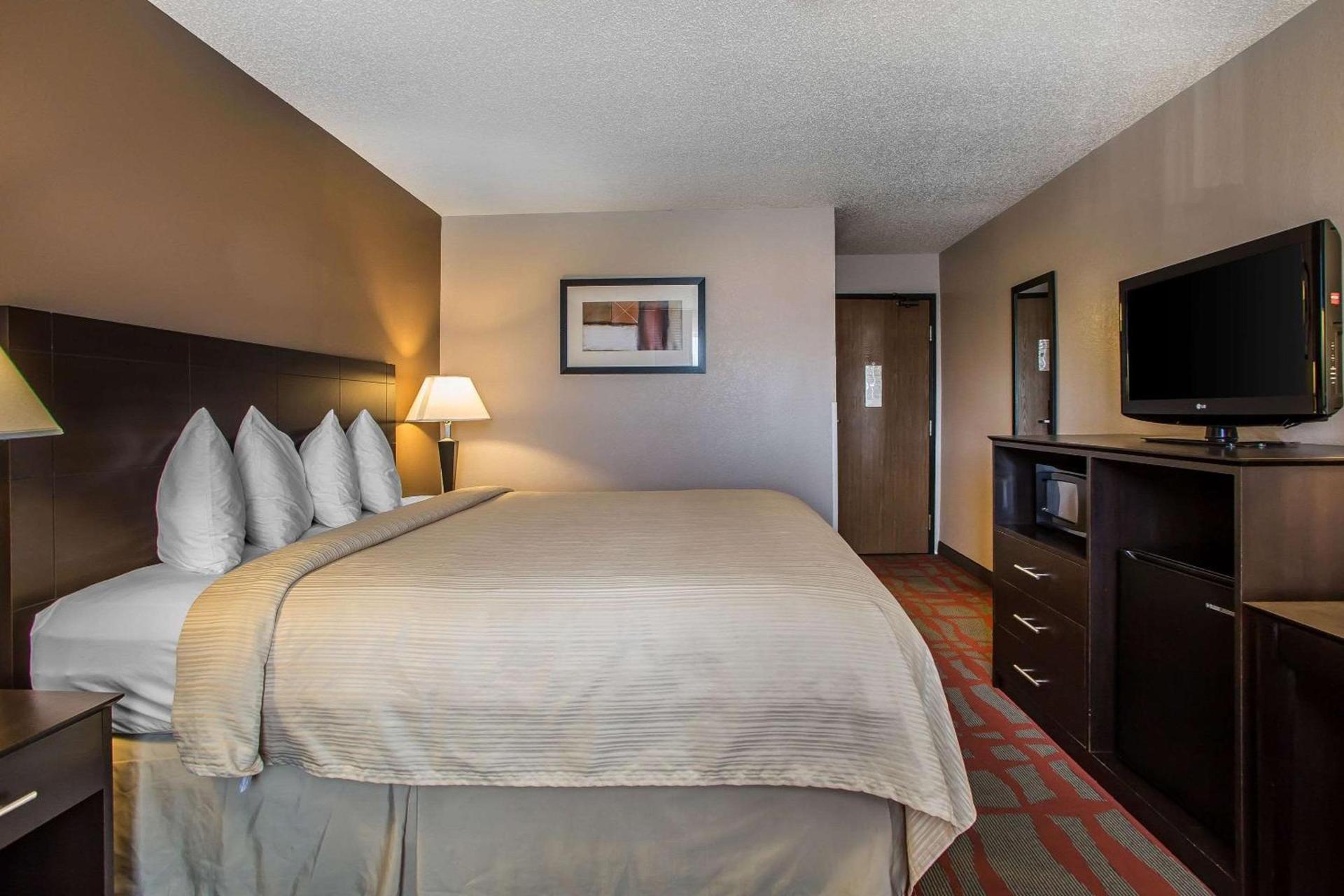 Quality Inn & Suites West Bend photo 11