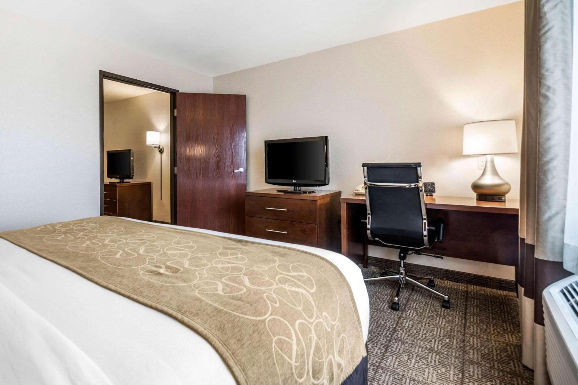 Comfort Suites at Par 4 Resort photo 30