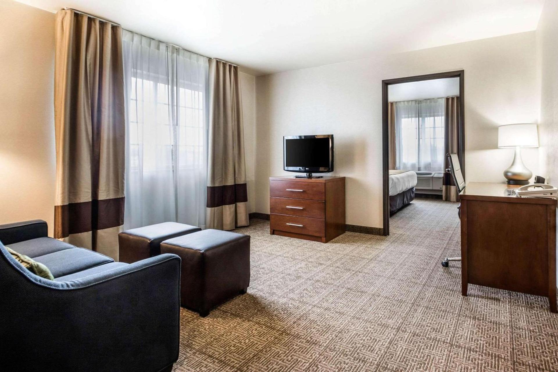 Comfort Suites at Par 4 Resort photo 18