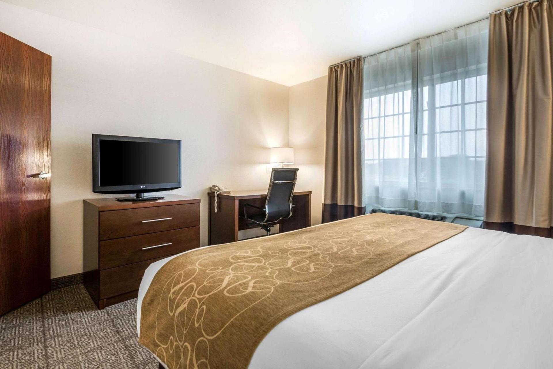 Comfort Suites at Par 4 Resort photo 22