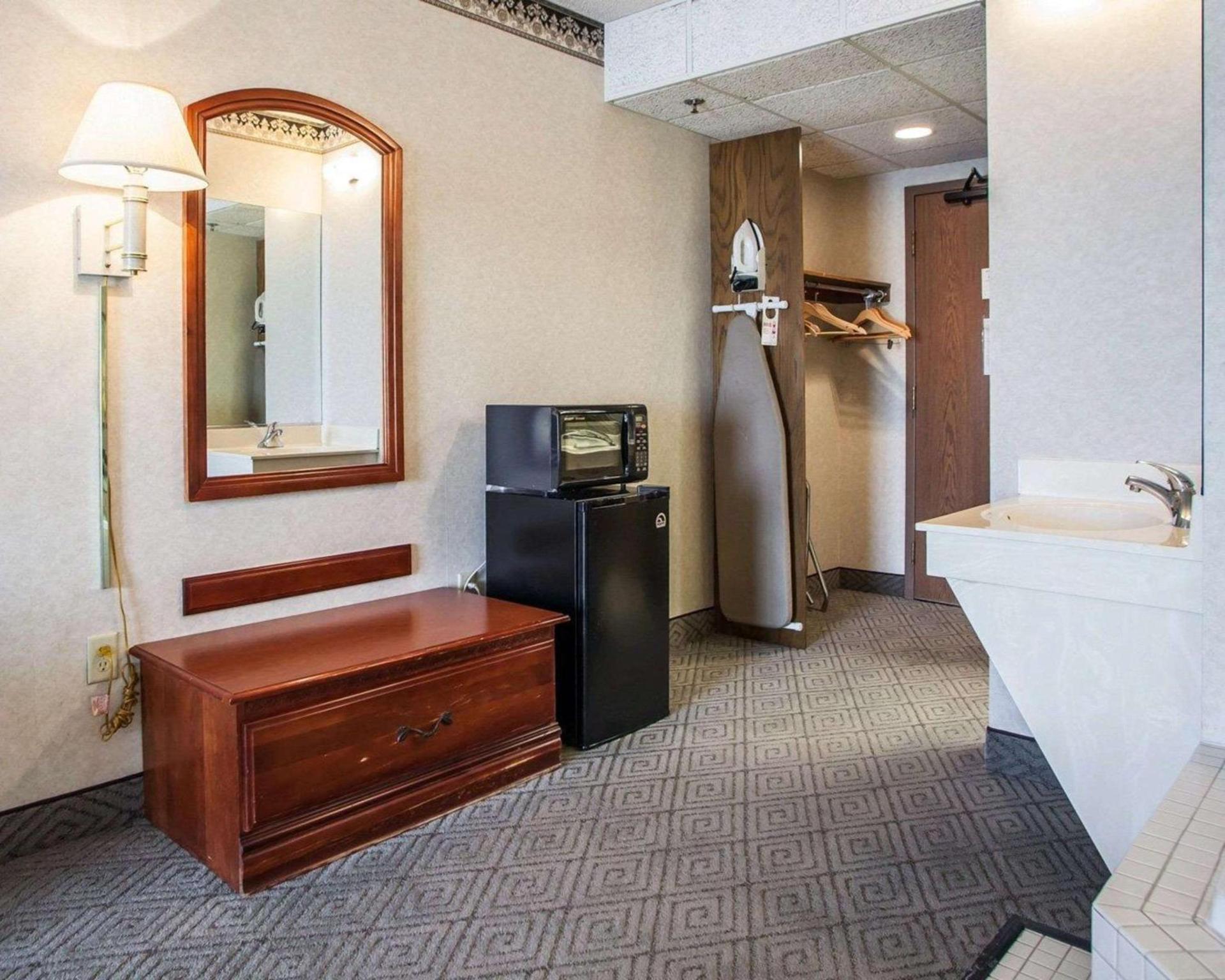 Rodeway Inn & Suites Milwaukee Airport photo 16