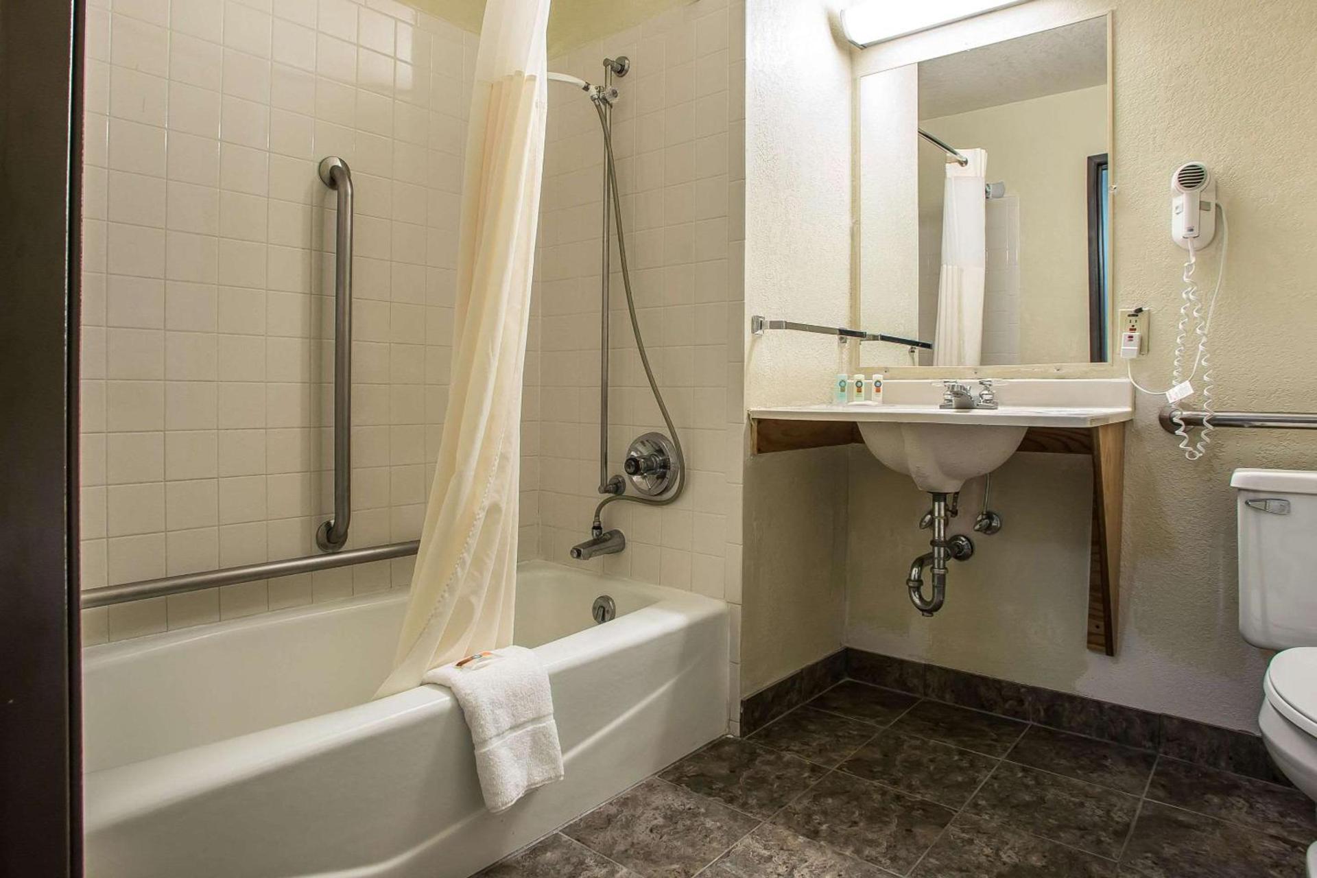Quality Inn & Suites Marinette photo 12