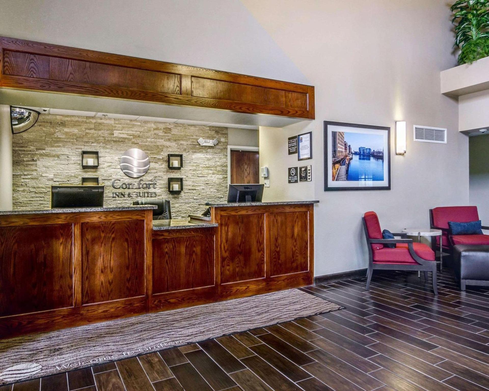 Comfort Inn & Suites Grafton-Cedarburg photo 3