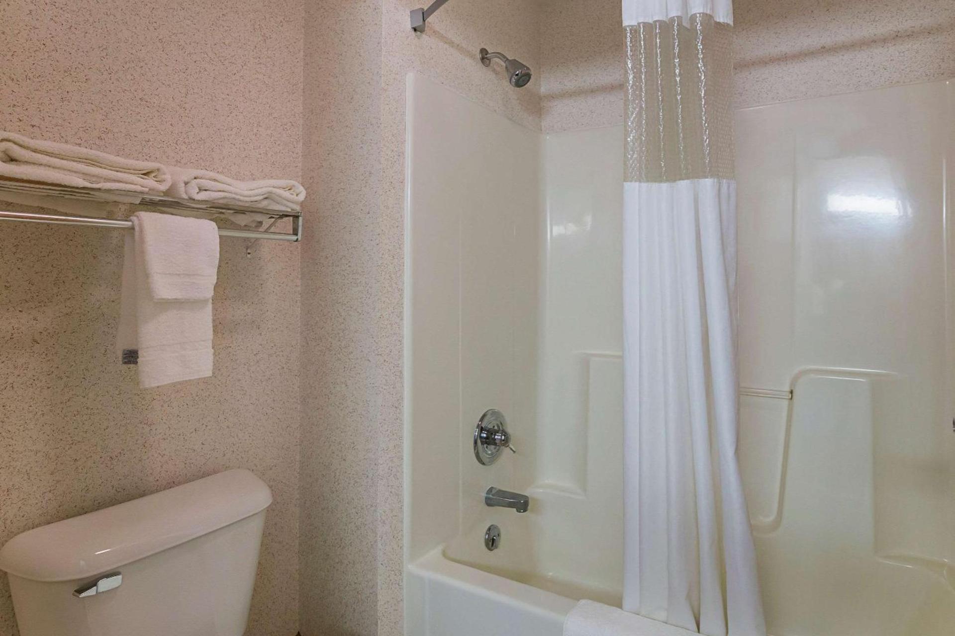 Quality Inn & Suites Belmont - Platteville photo 22