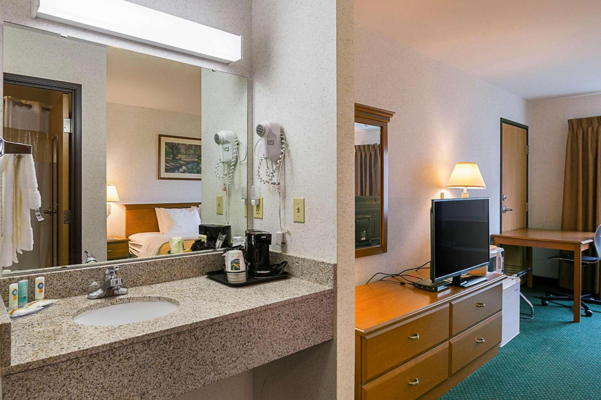 Quality Inn & Suites Belmont - Platteville photo 9
