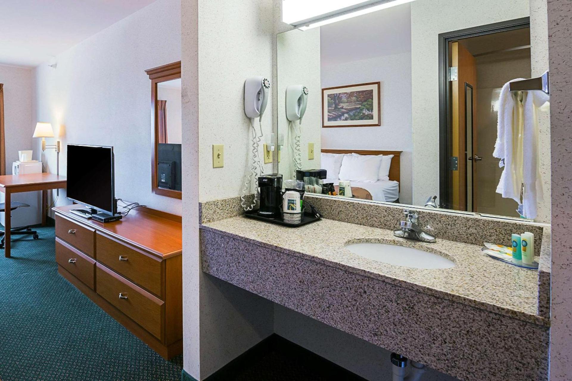 Quality Inn & Suites Belmont - Platteville photo 12