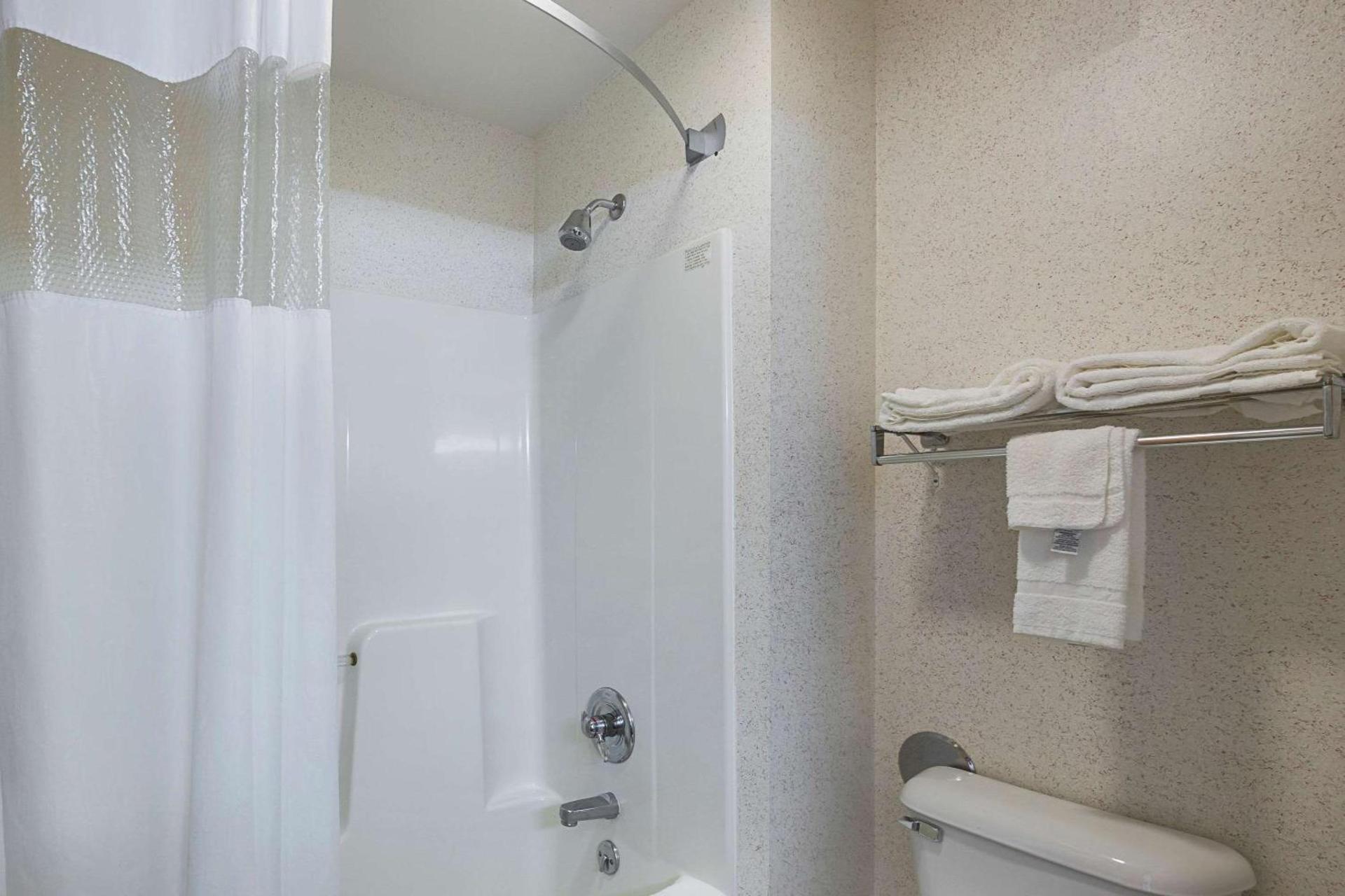 Quality Inn & Suites Belmont - Platteville photo 20