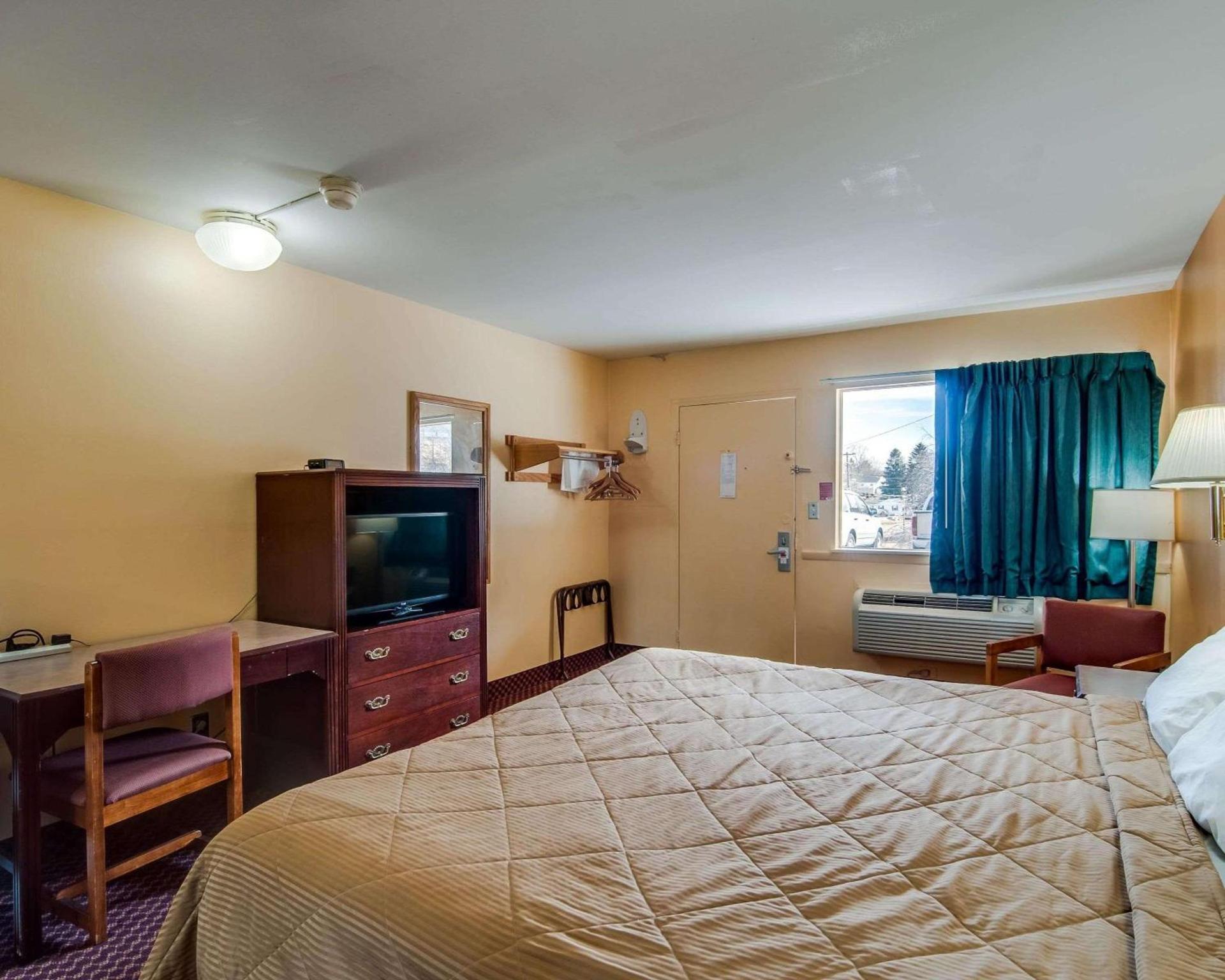 Econo Lodge Near Bluefield College photo 3