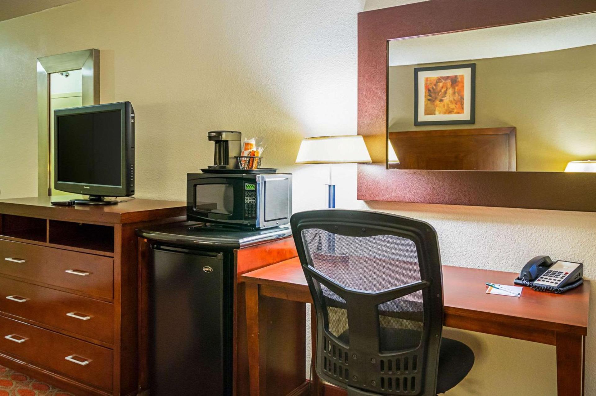 Quality Inn Fairmont photo 17