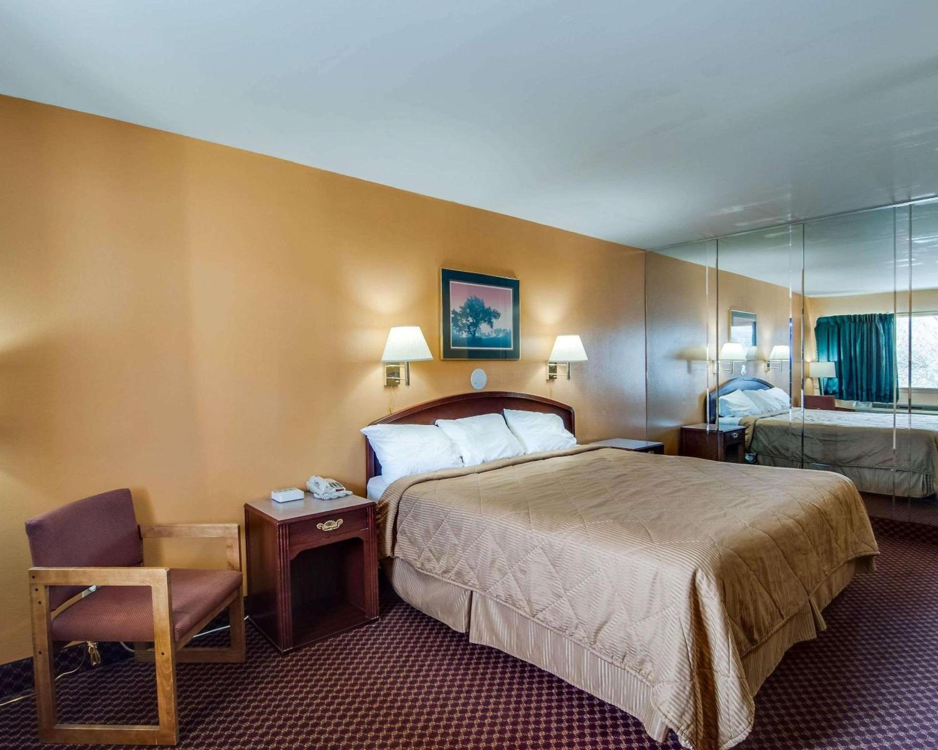 Econo Lodge Near Bluefield College photo 6