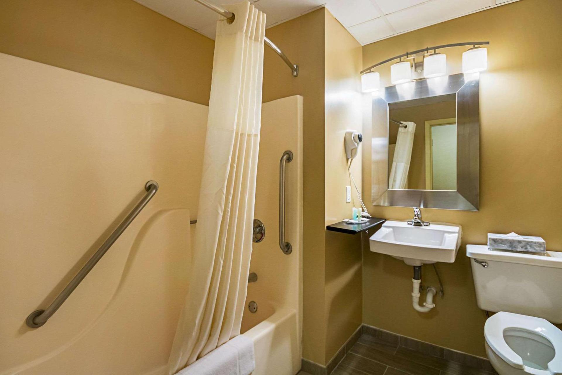 Quality Inn Fairmont photo 13