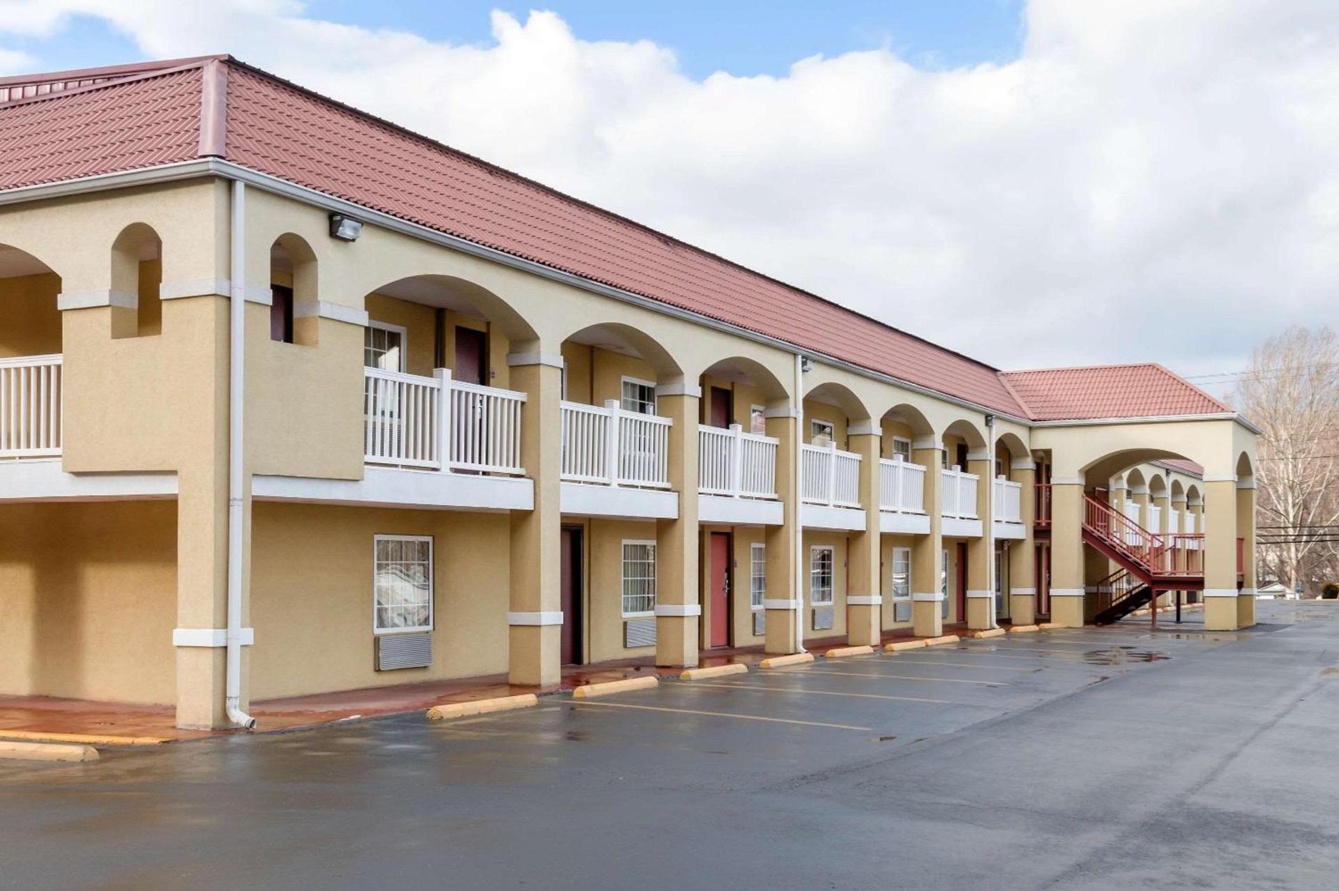 Econo Lodge Huntington - Barboursville University Area photo 23