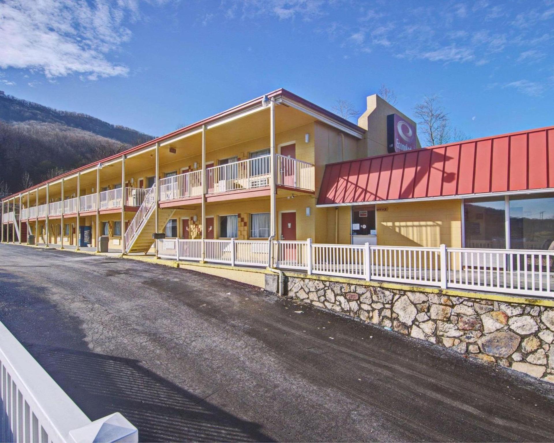 Econo Lodge Near Bluefield College photo 8