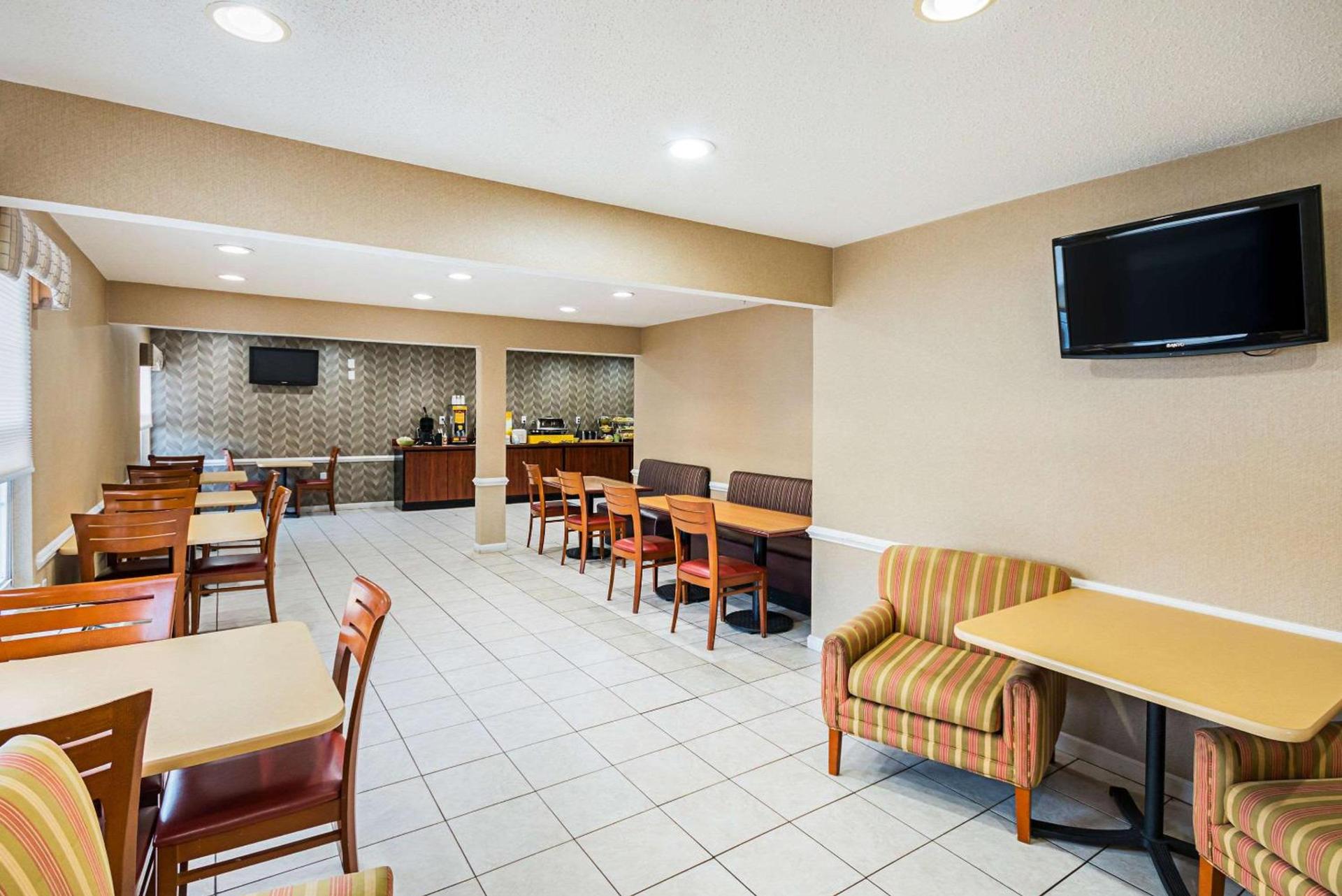 Quality Inn Fairmont photo 34