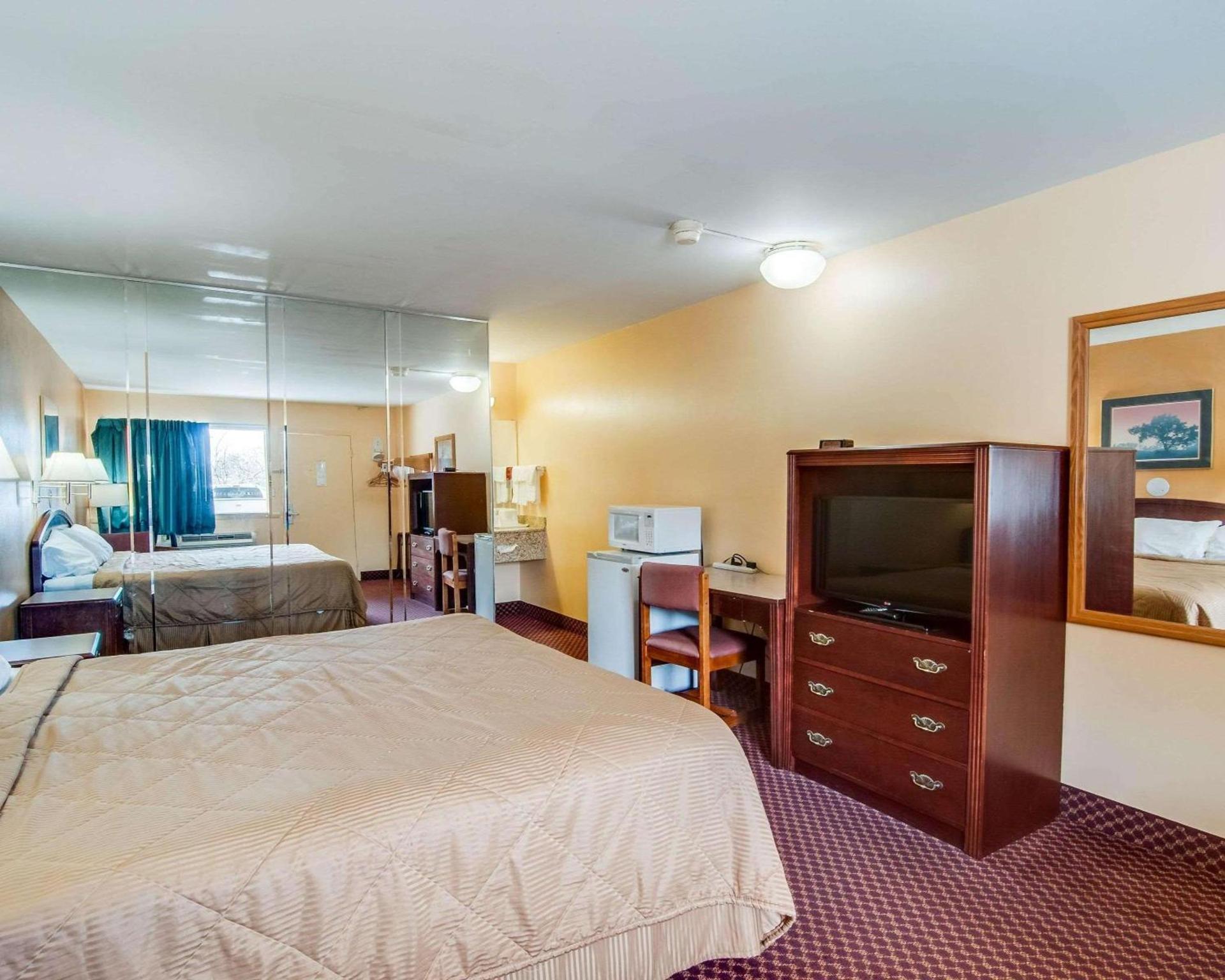 Econo Lodge Near Bluefield College photo 9