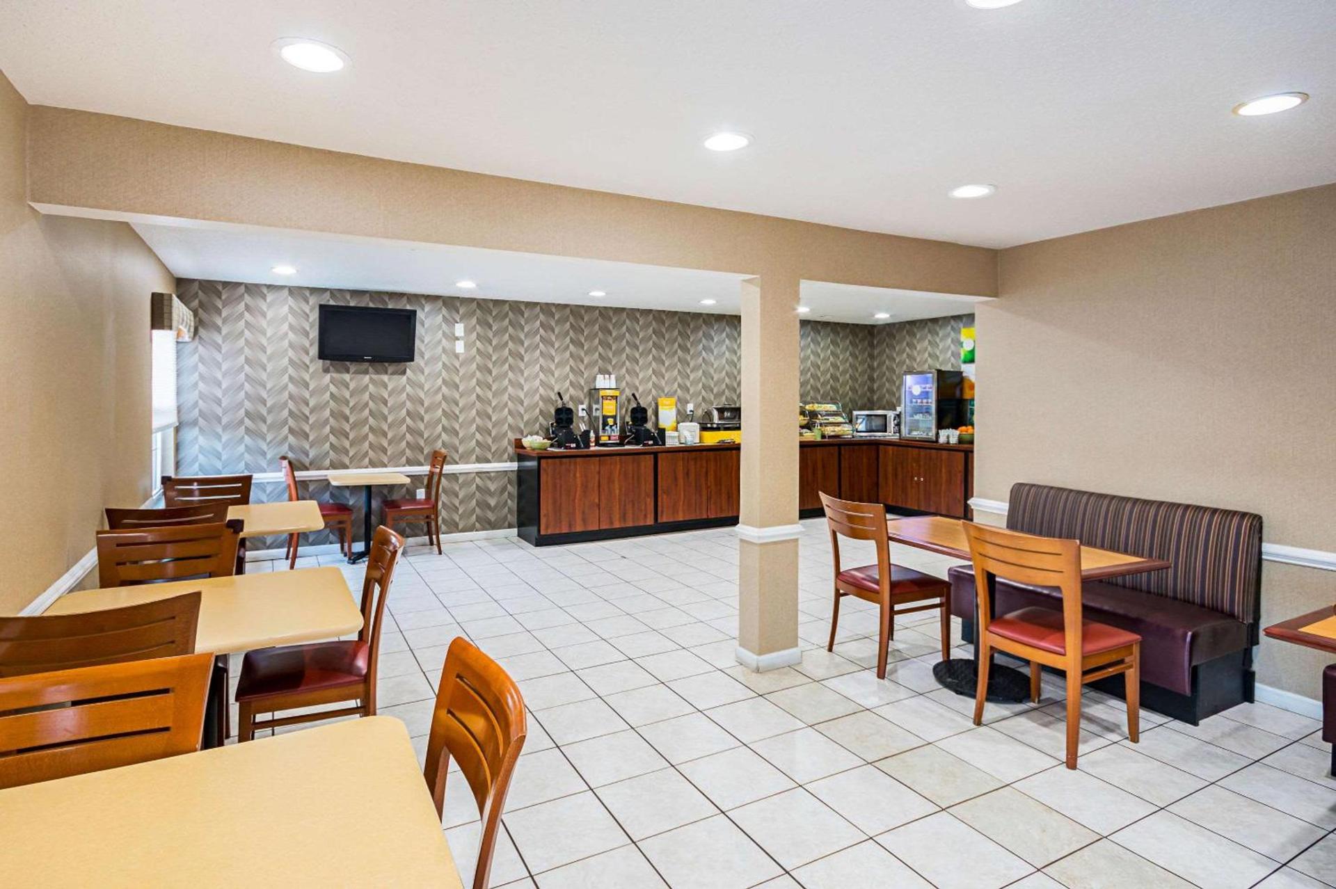 Quality Inn Fairmont photo 33