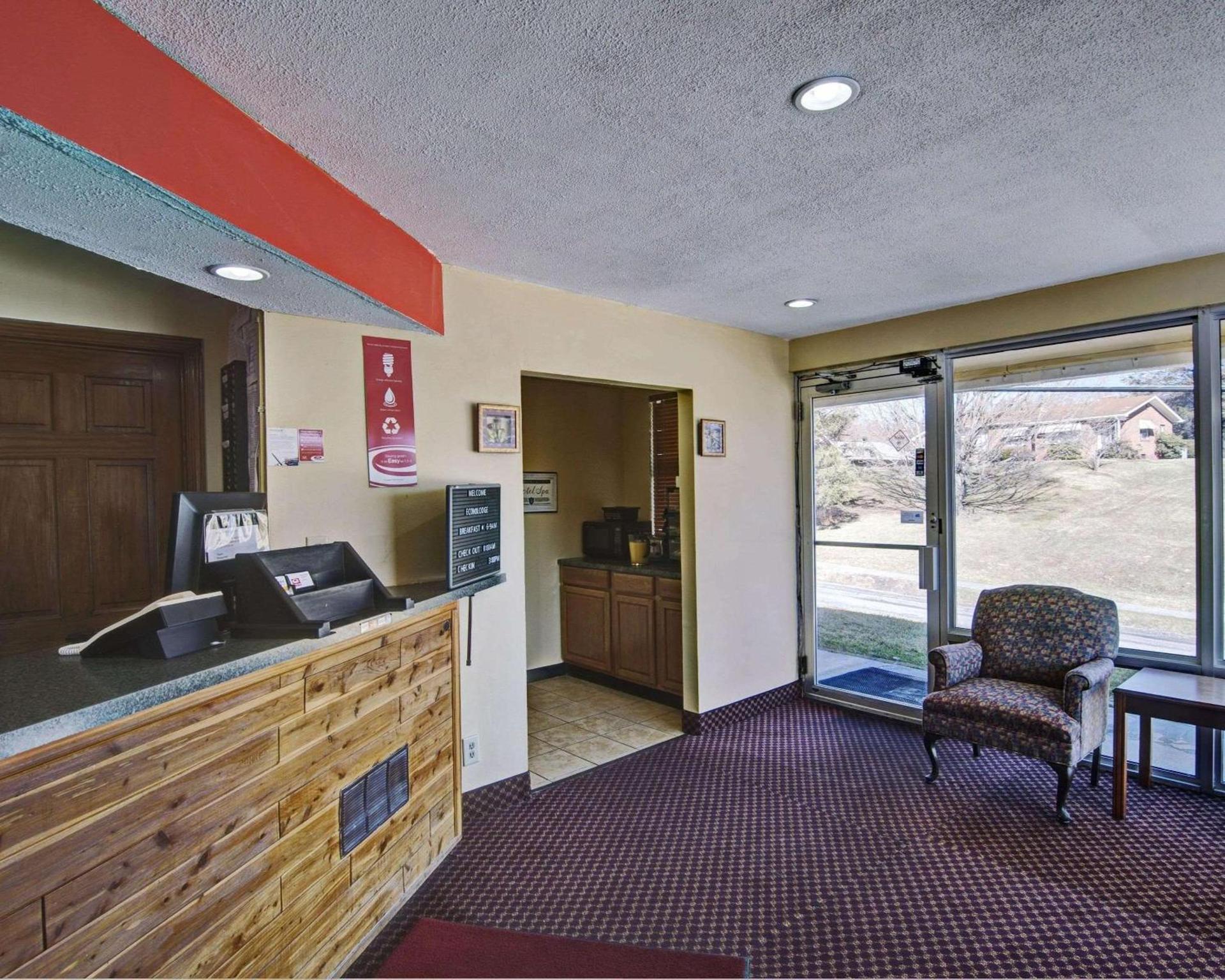 Econo Lodge Near Bluefield College photo 11