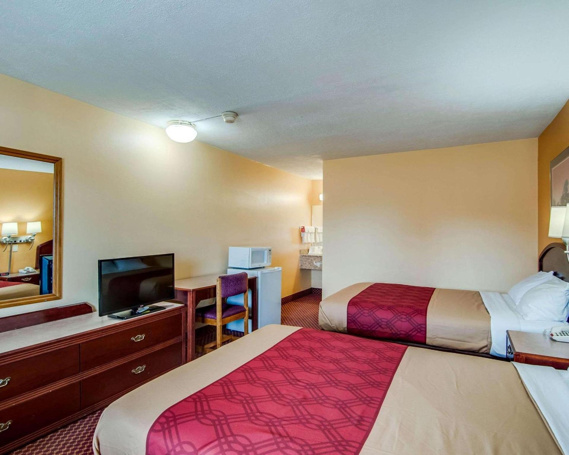 Econo Lodge Near Bluefield College photo 12