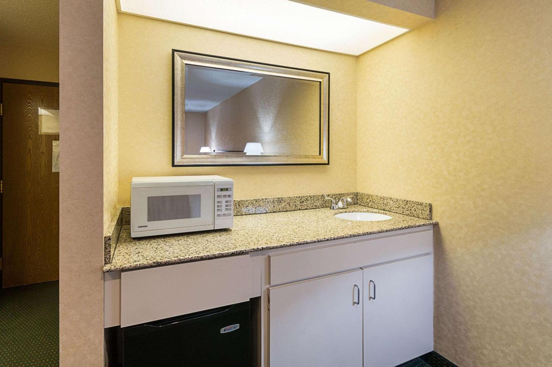 Quality Inn Parkersburg North-Vienna photo 23