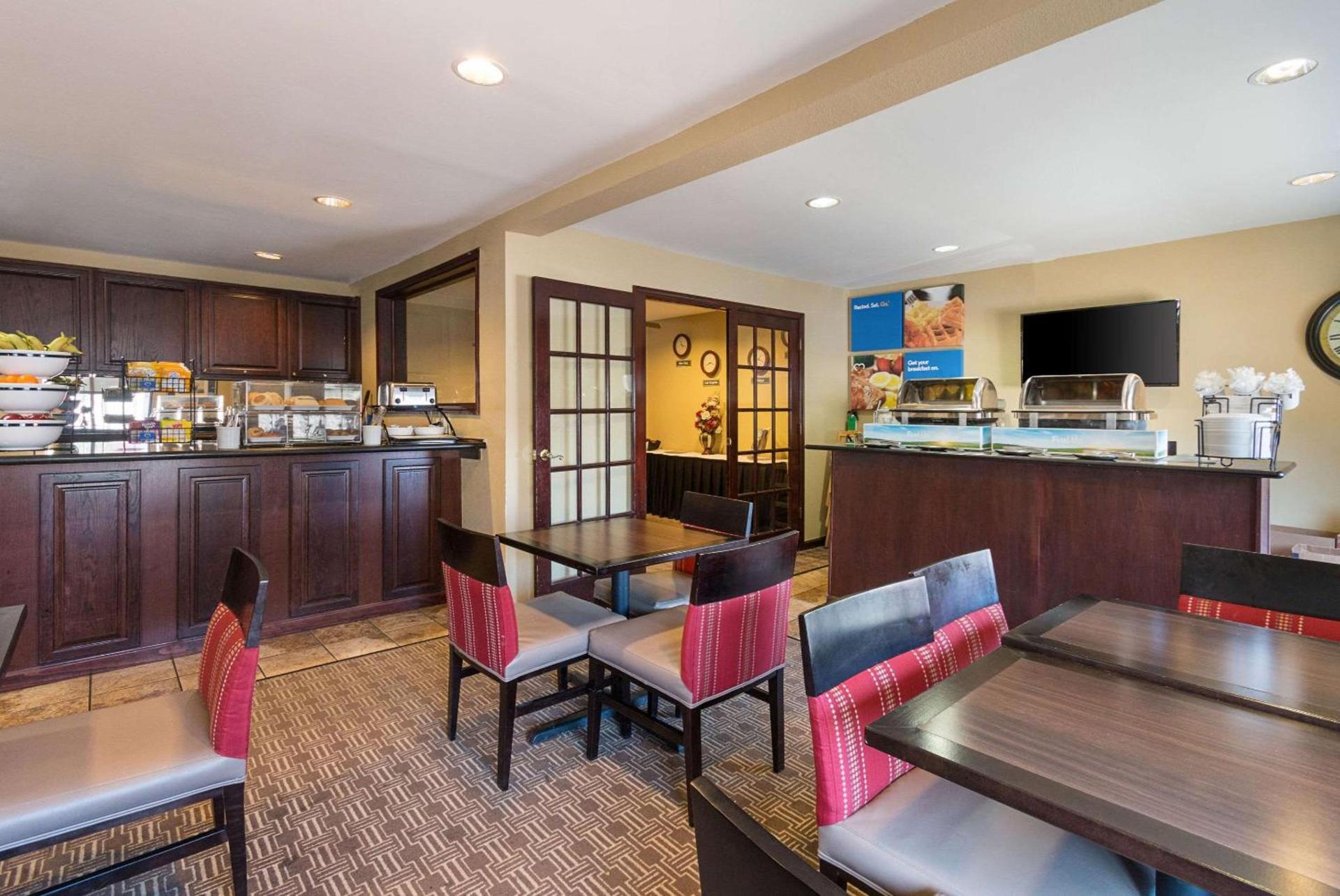 Quality Inn Parkersburg North-Vienna photo 2