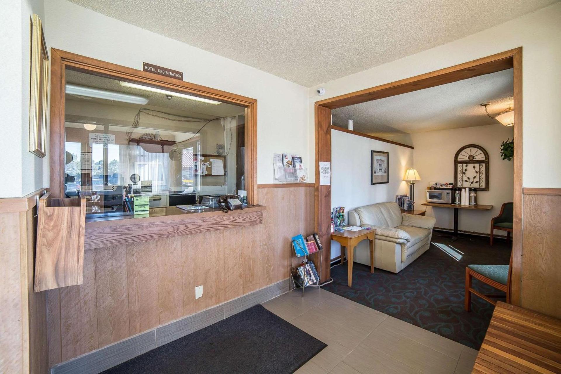 Rodeway Inn Cheyenne I-80 East photo 5