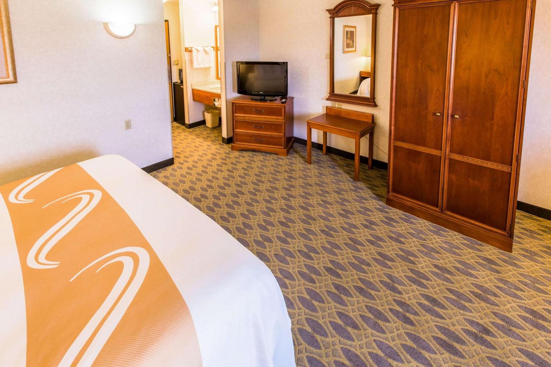 Quality Inn & Suites University photo 30