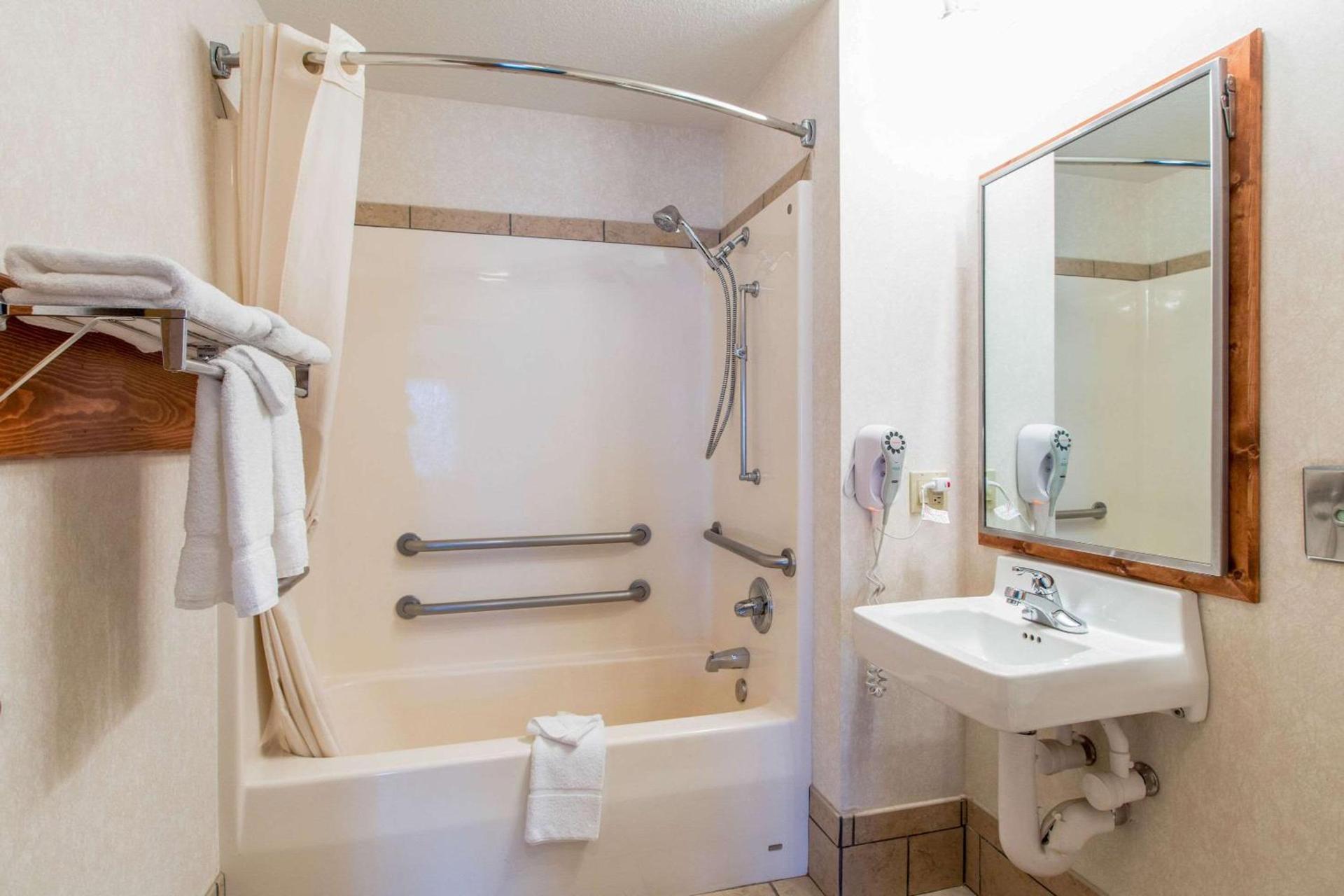 Quality Inn & Suites University photo 17