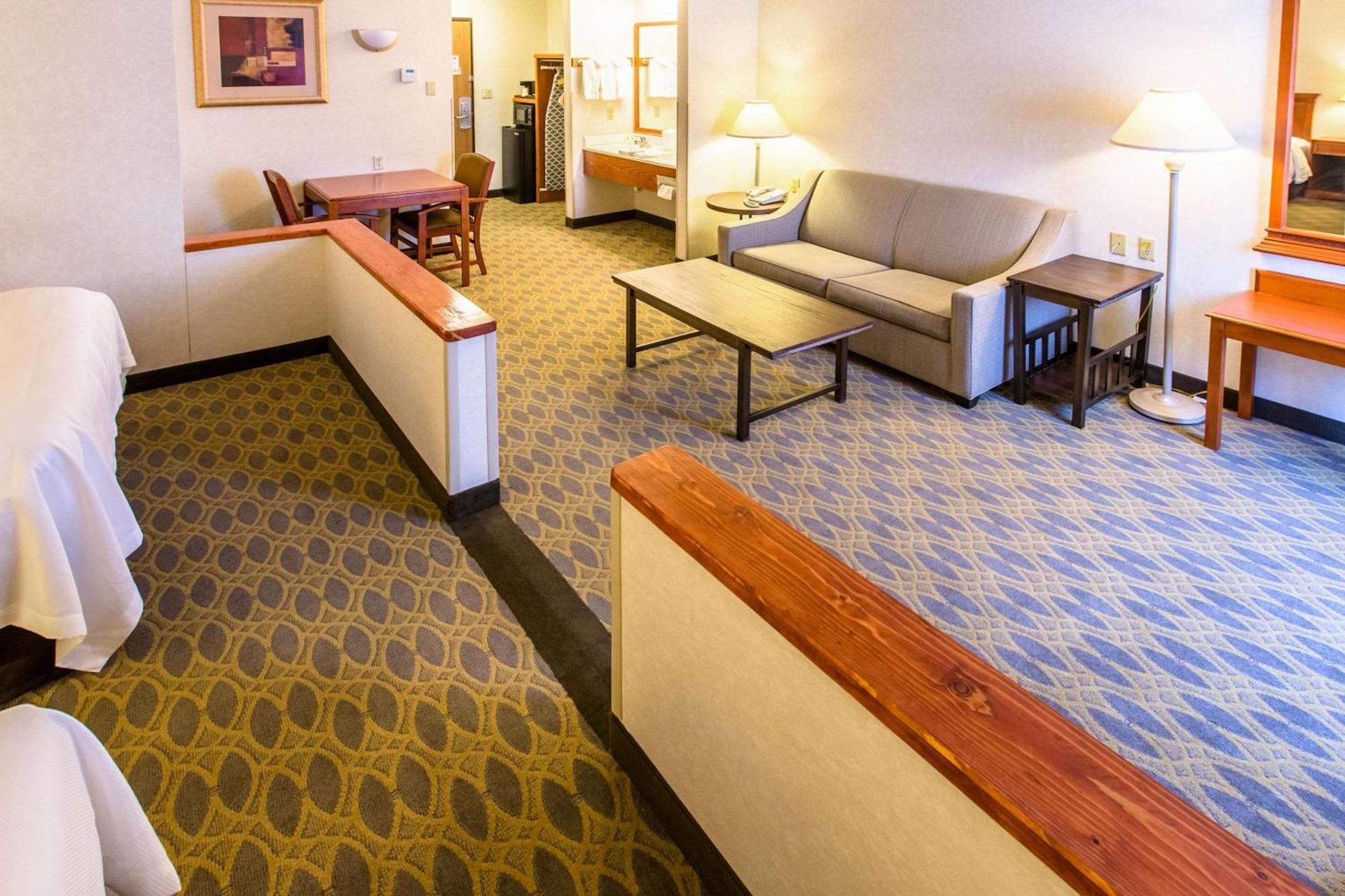 Quality Inn & Suites University photo 35