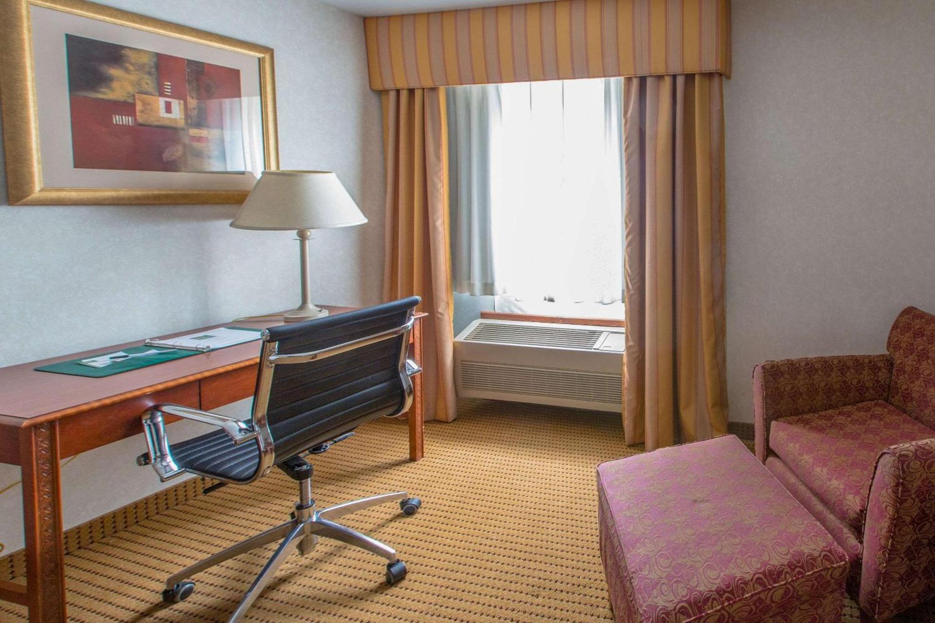 Quality Inn & Suites University photo 23