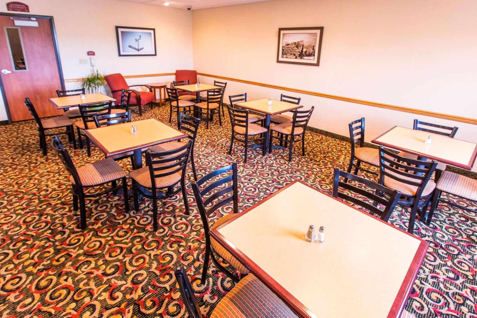Quality Inn & Suites University photo 44