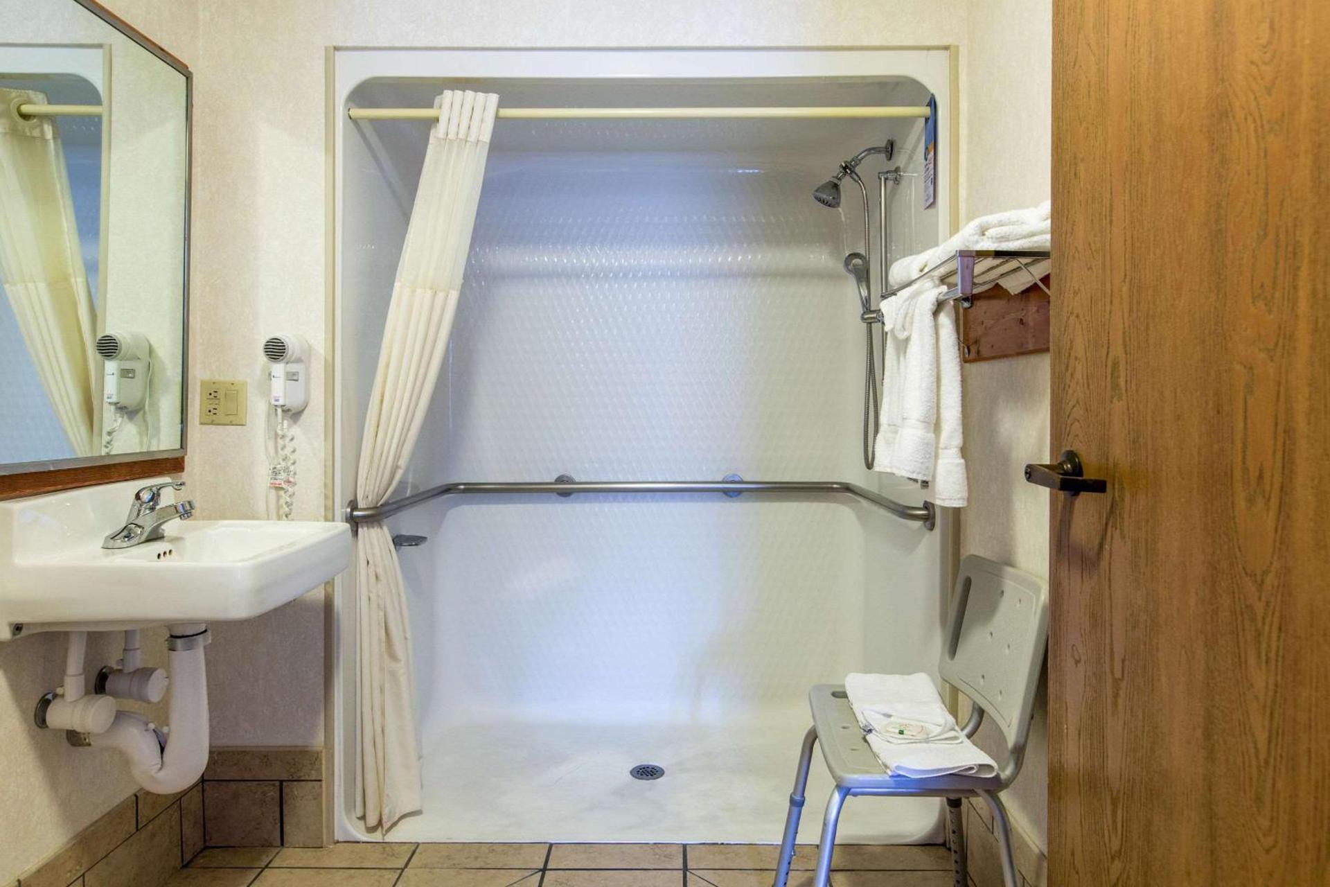 Quality Inn & Suites University photo 20
