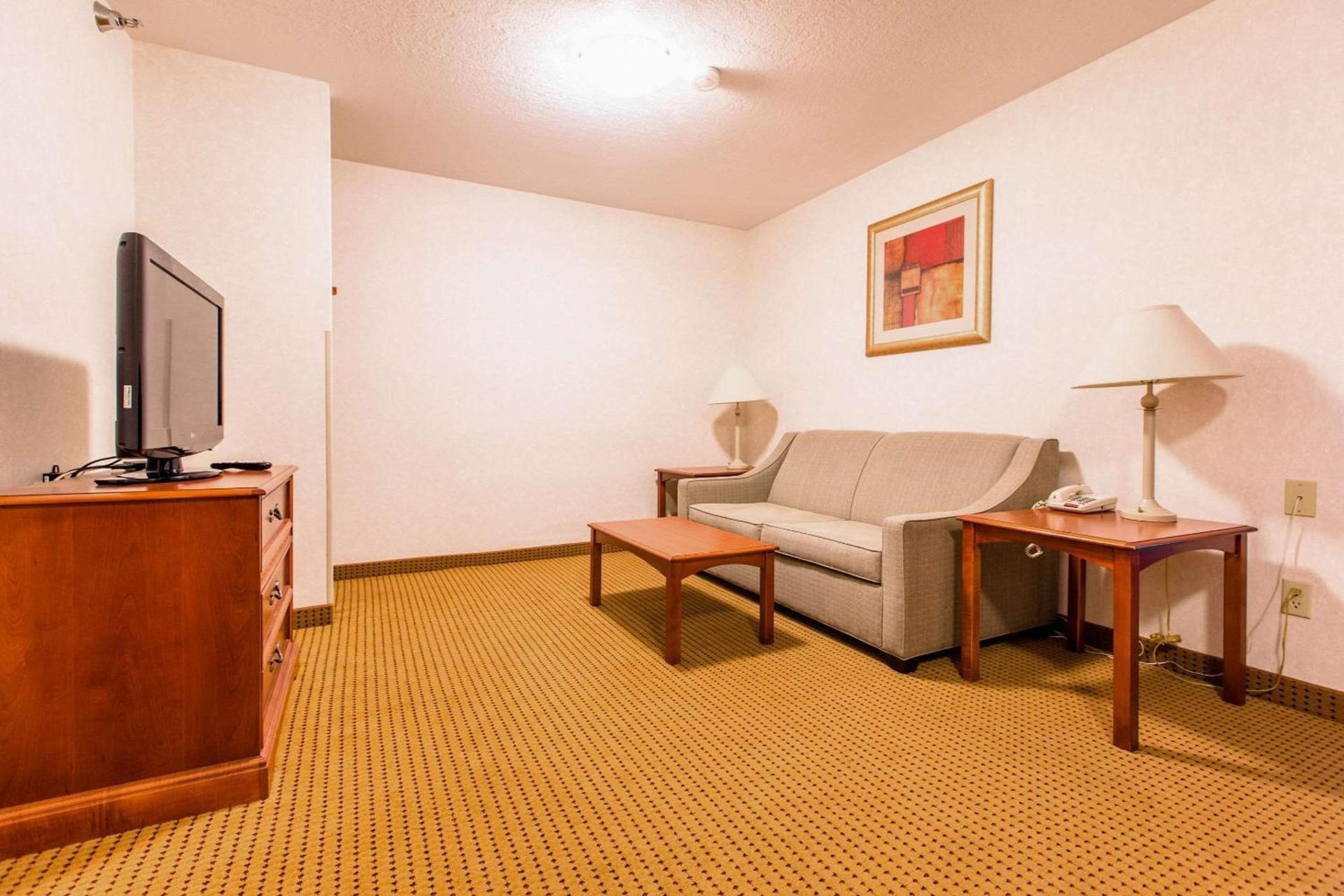Quality Inn & Suites University photo 32