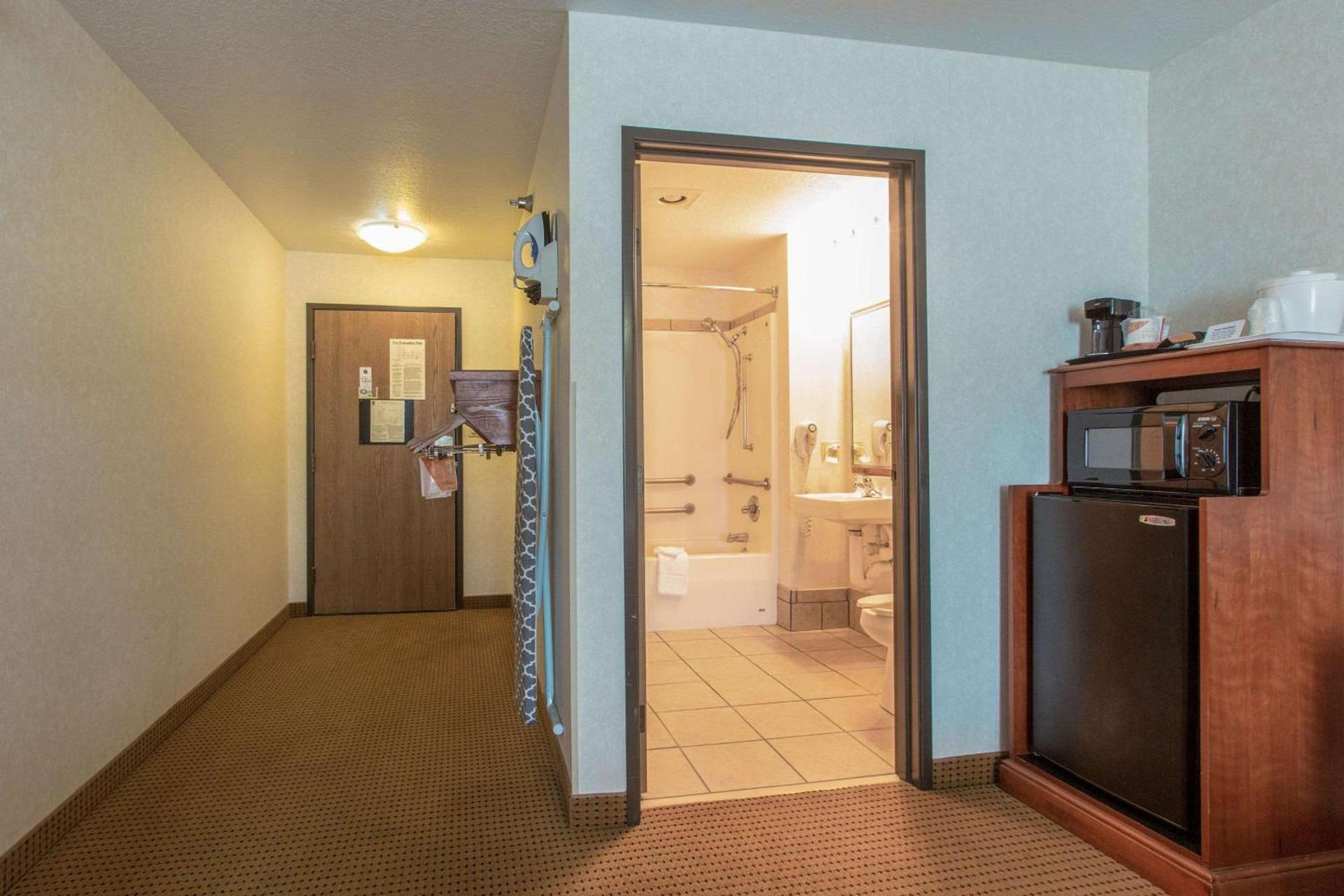 Quality Inn & Suites University photo 16