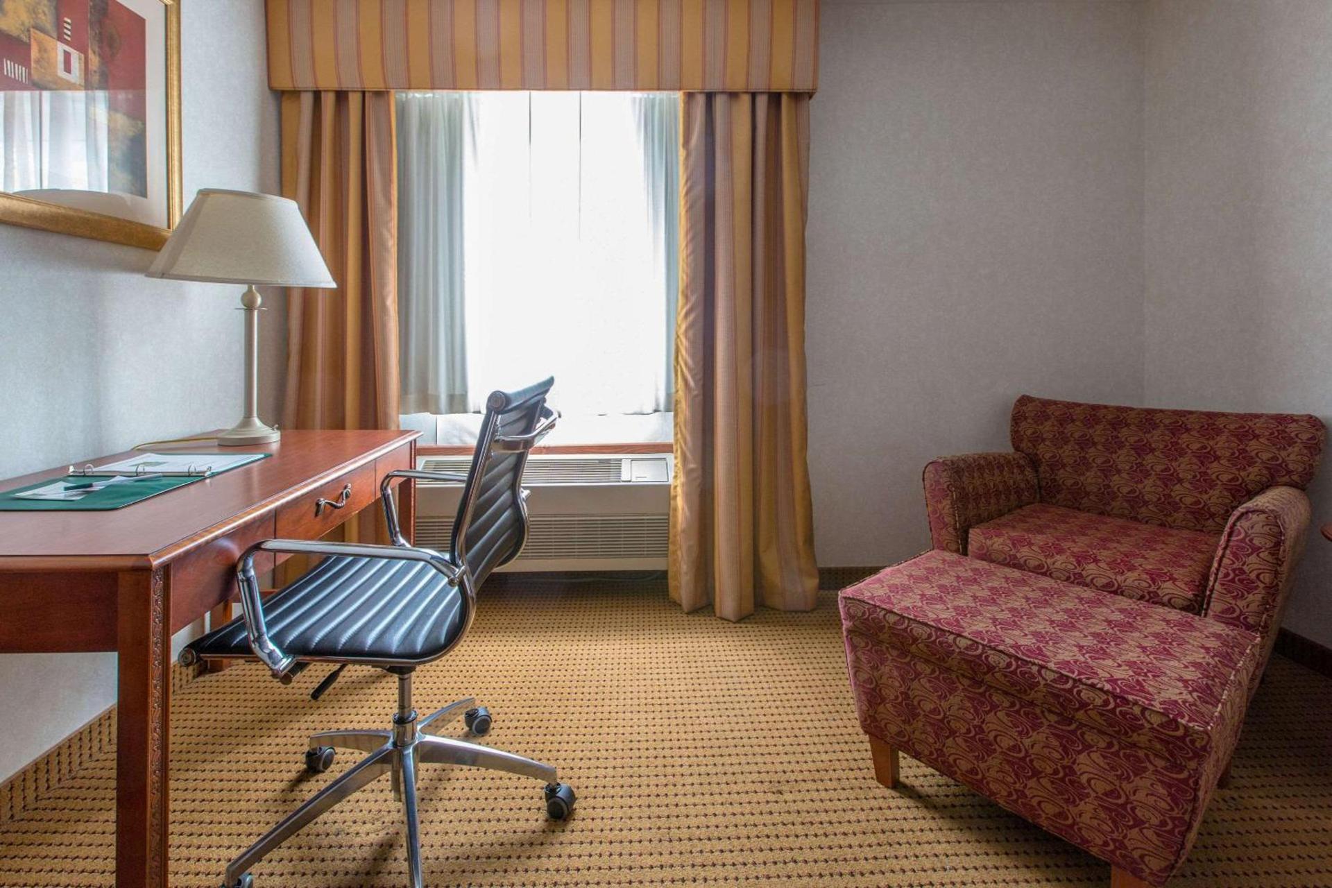 Quality Inn & Suites University photo 24