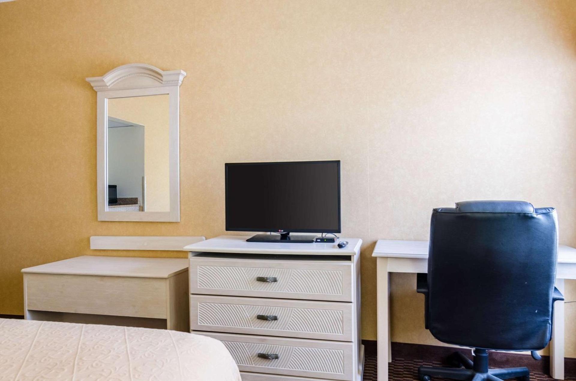 Quality Inn & Suites Manhattan photo 17