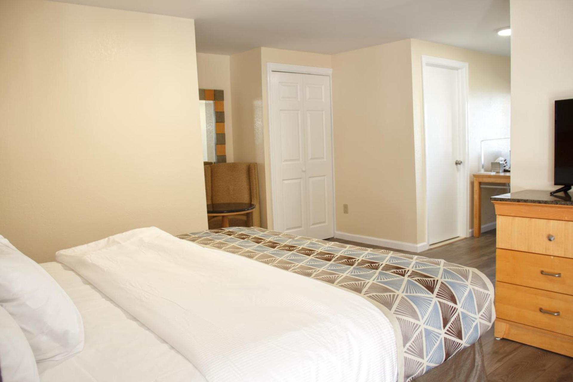 Rodeway Inn photo 7