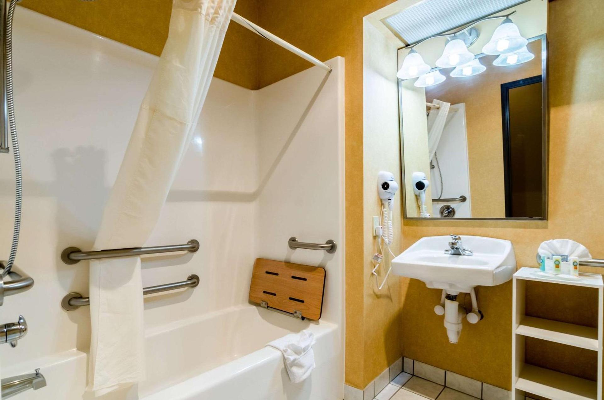Quality Inn & Suites Manhattan photo 16