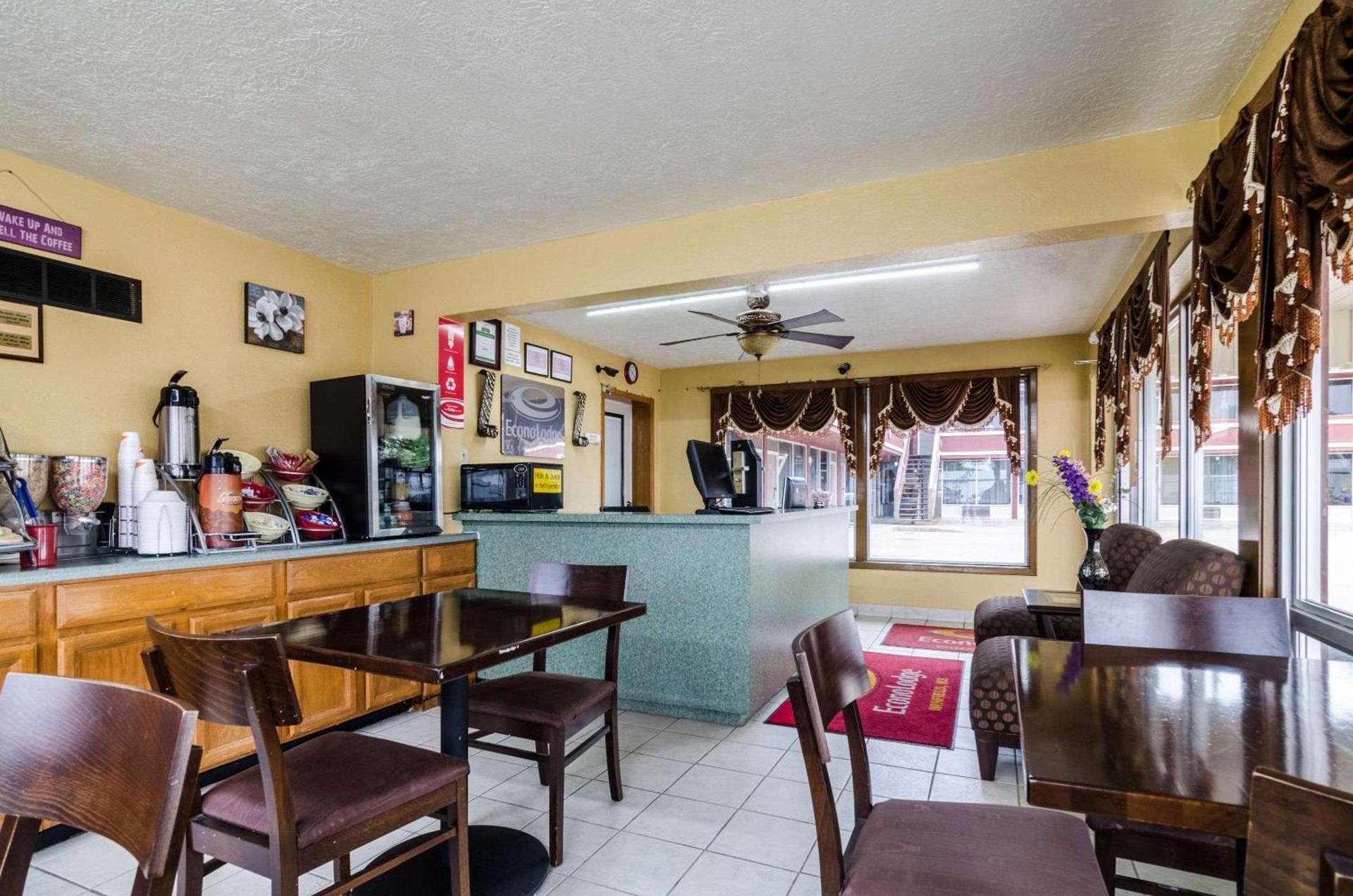 Econo Lodge Winfield photo 17