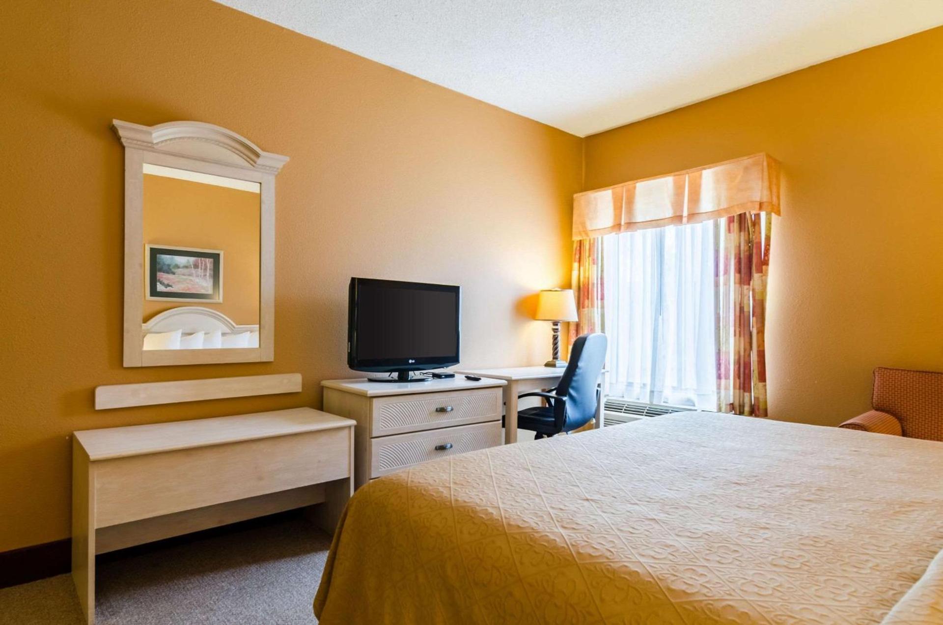 Quality Inn & Suites Manhattan photo 9