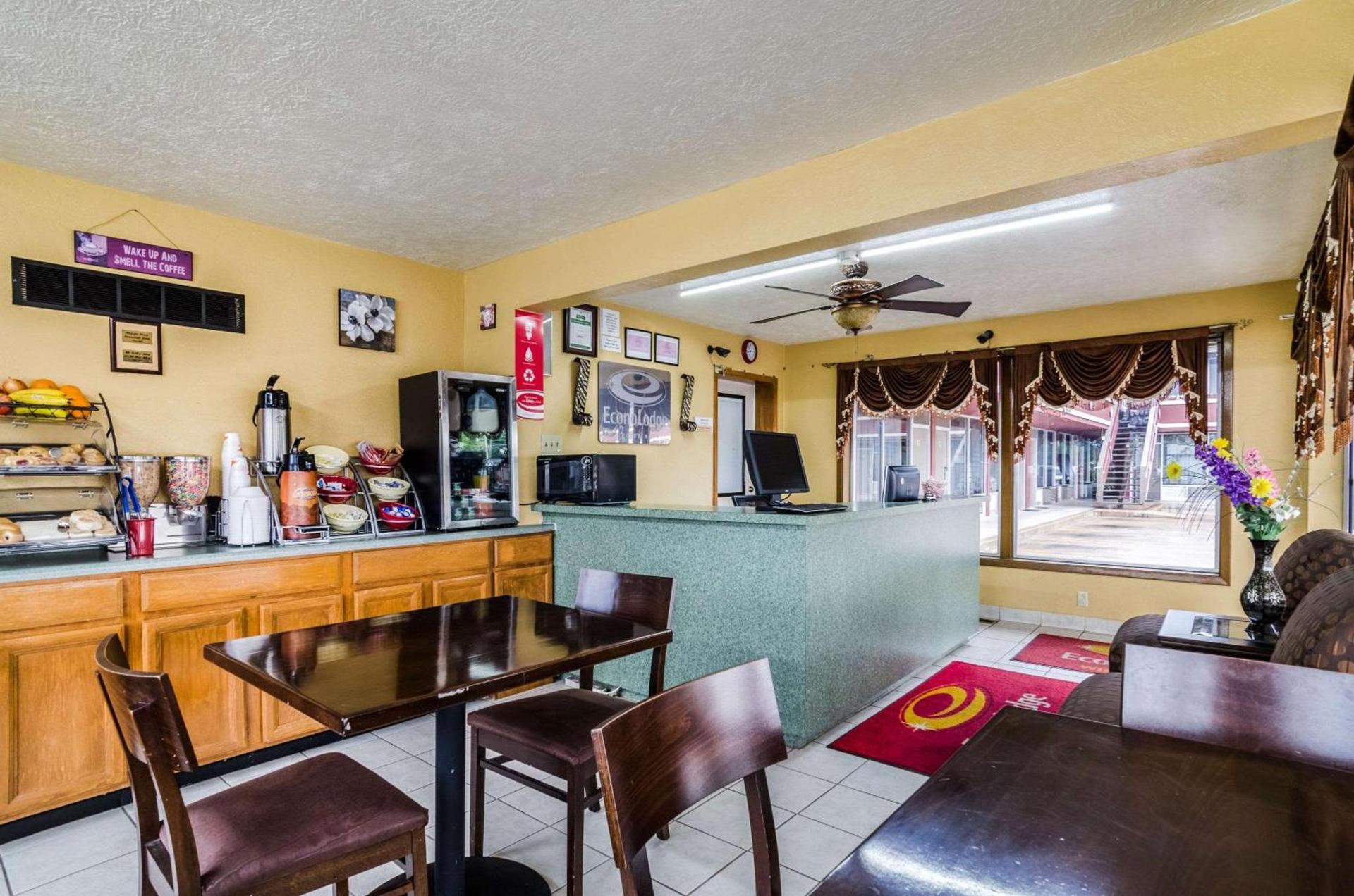 Econo Lodge Winfield photo 13