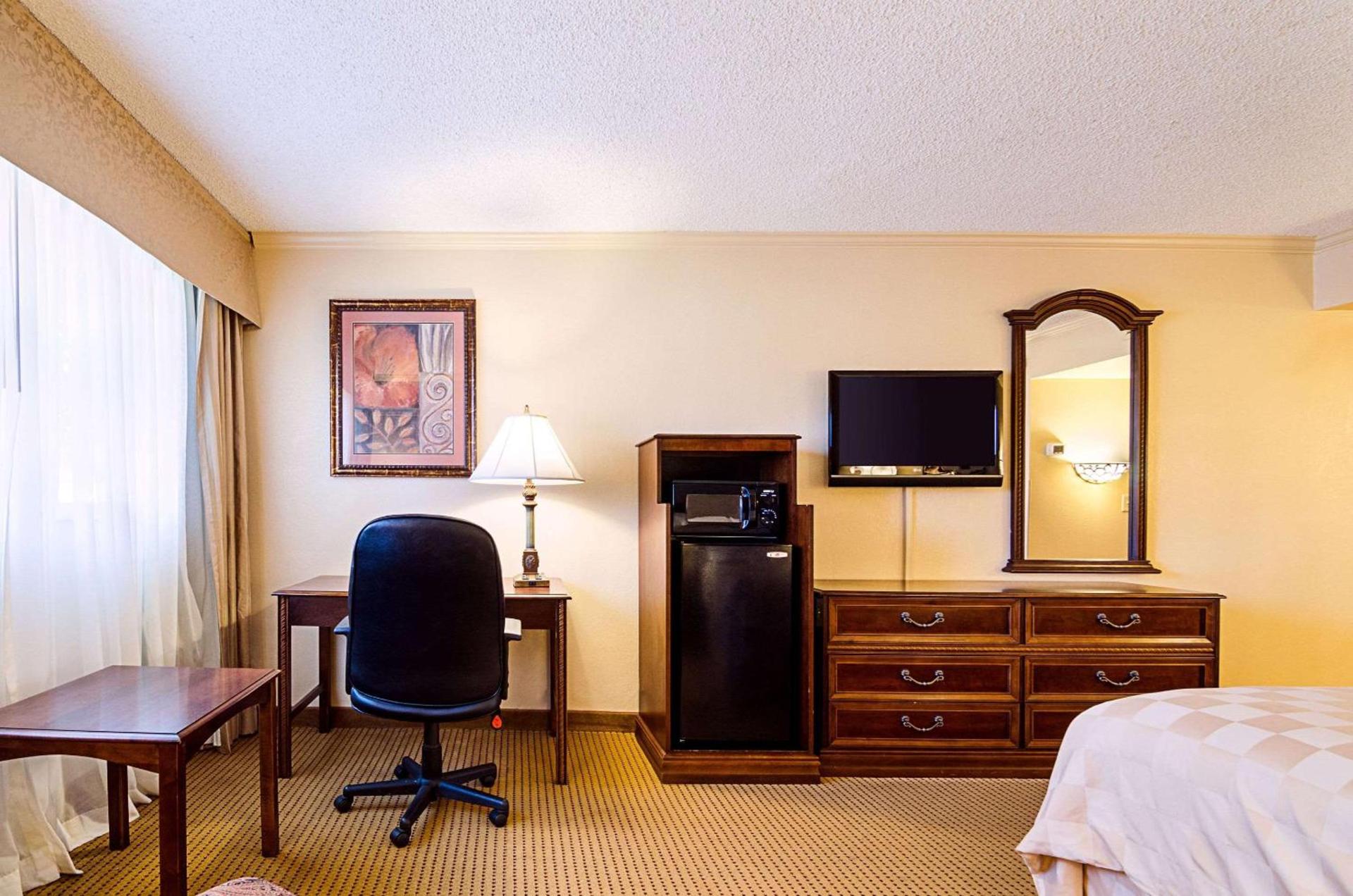 Clarion Inn Garden City photo 12