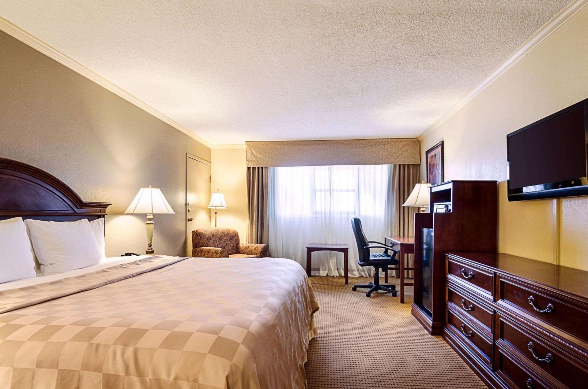 Clarion Inn Garden City photo 11