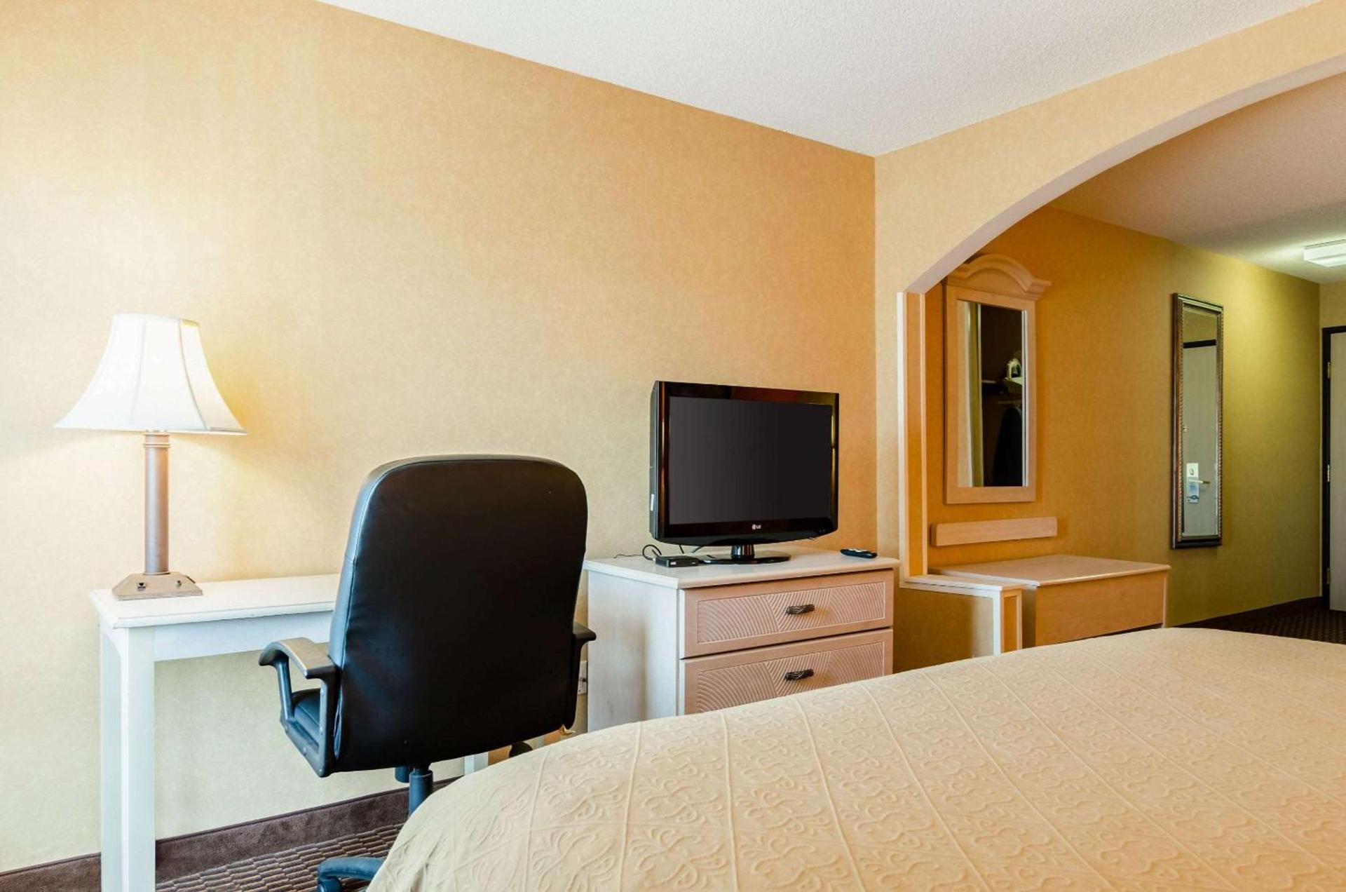 Quality Inn & Suites Manhattan photo 24
