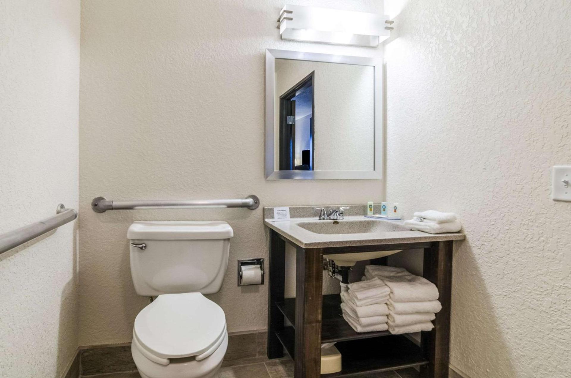 Quality Inn Great Bend photo 18