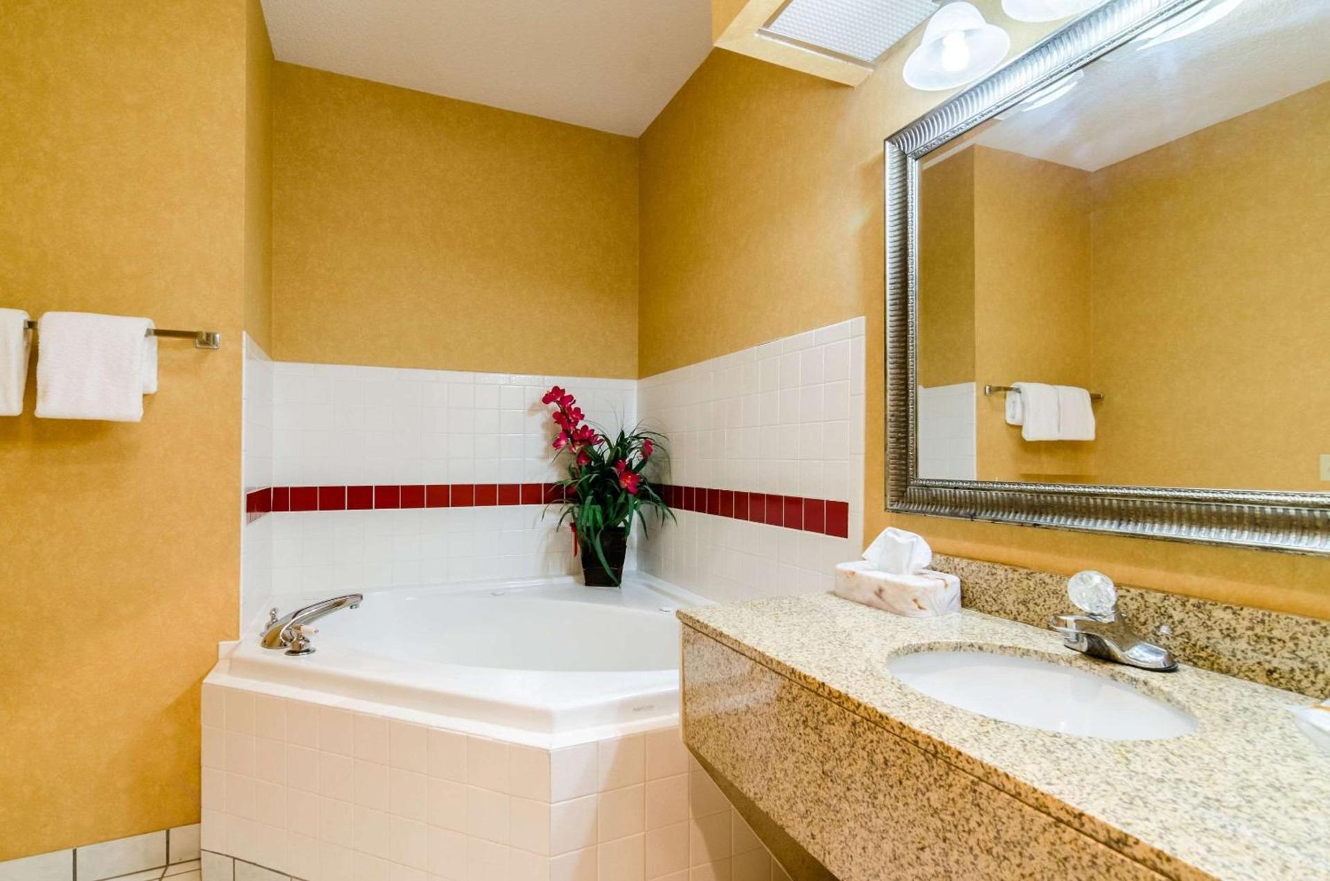 Quality Inn & Suites Manhattan photo 26